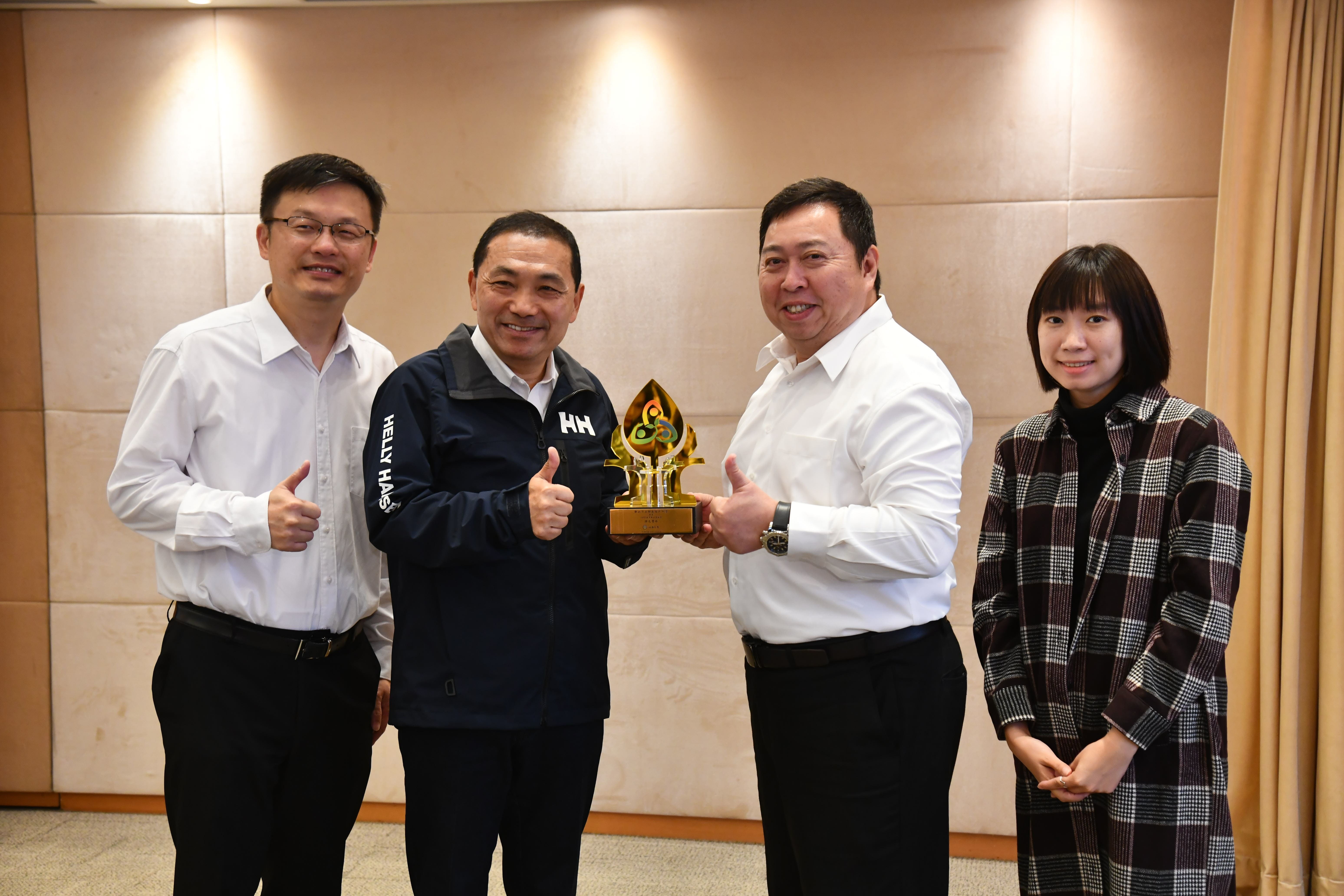 新泰國中張國振校長及王麗玲主任出席市政會議與侯友宜市長分享榮耀與喜悅