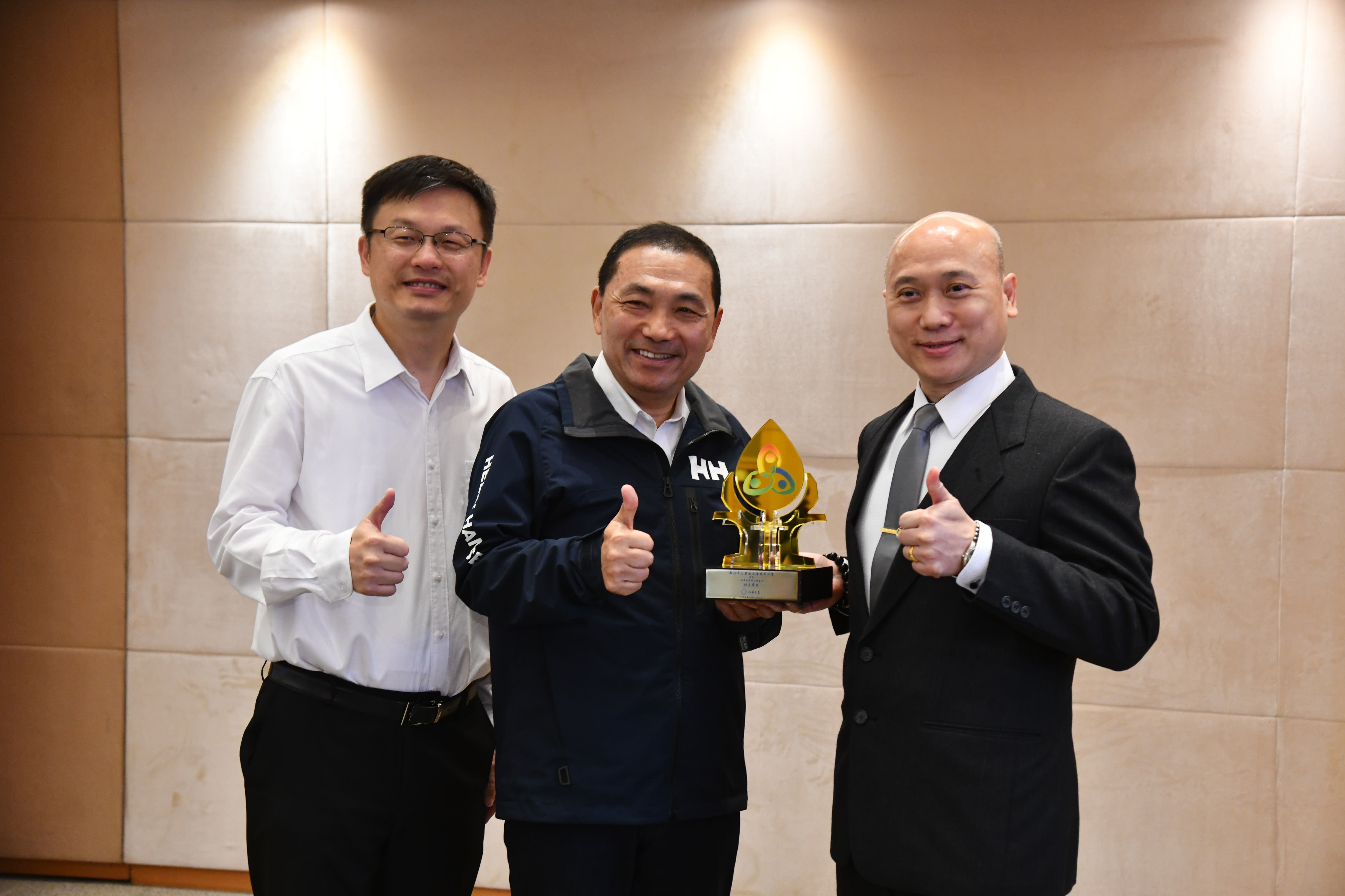 永福國小謝正平校長出席市政會議與侯友宜市長分享榮耀與喜悅