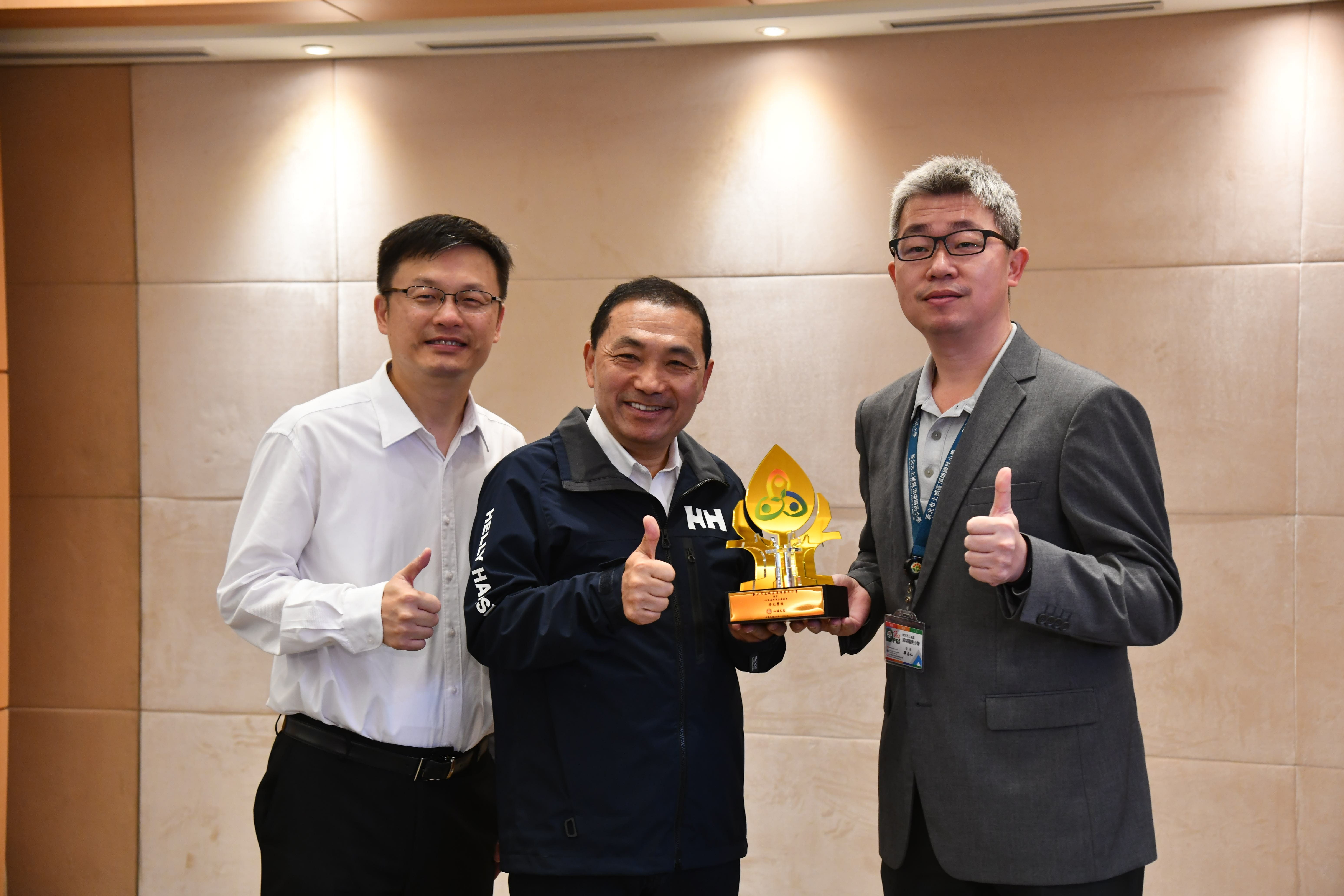 頂埔國小華志仁校長出席市政會議與侯友宜市長分享榮耀與喜悅