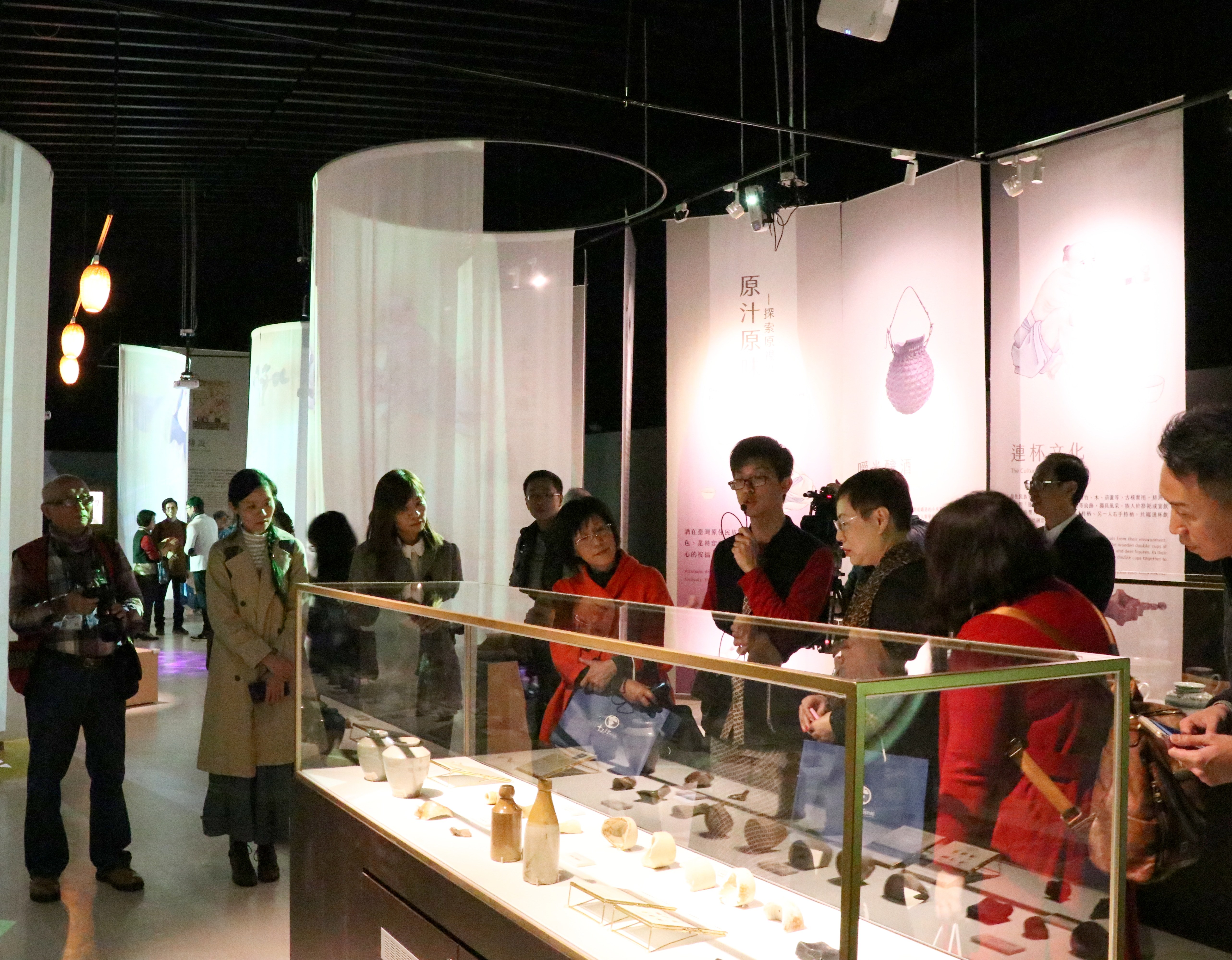 「飲酒BAR—亞洲酒文化特展」精選展出臺灣、中國、日本、韓國、越南等國的酒器及文物近70件