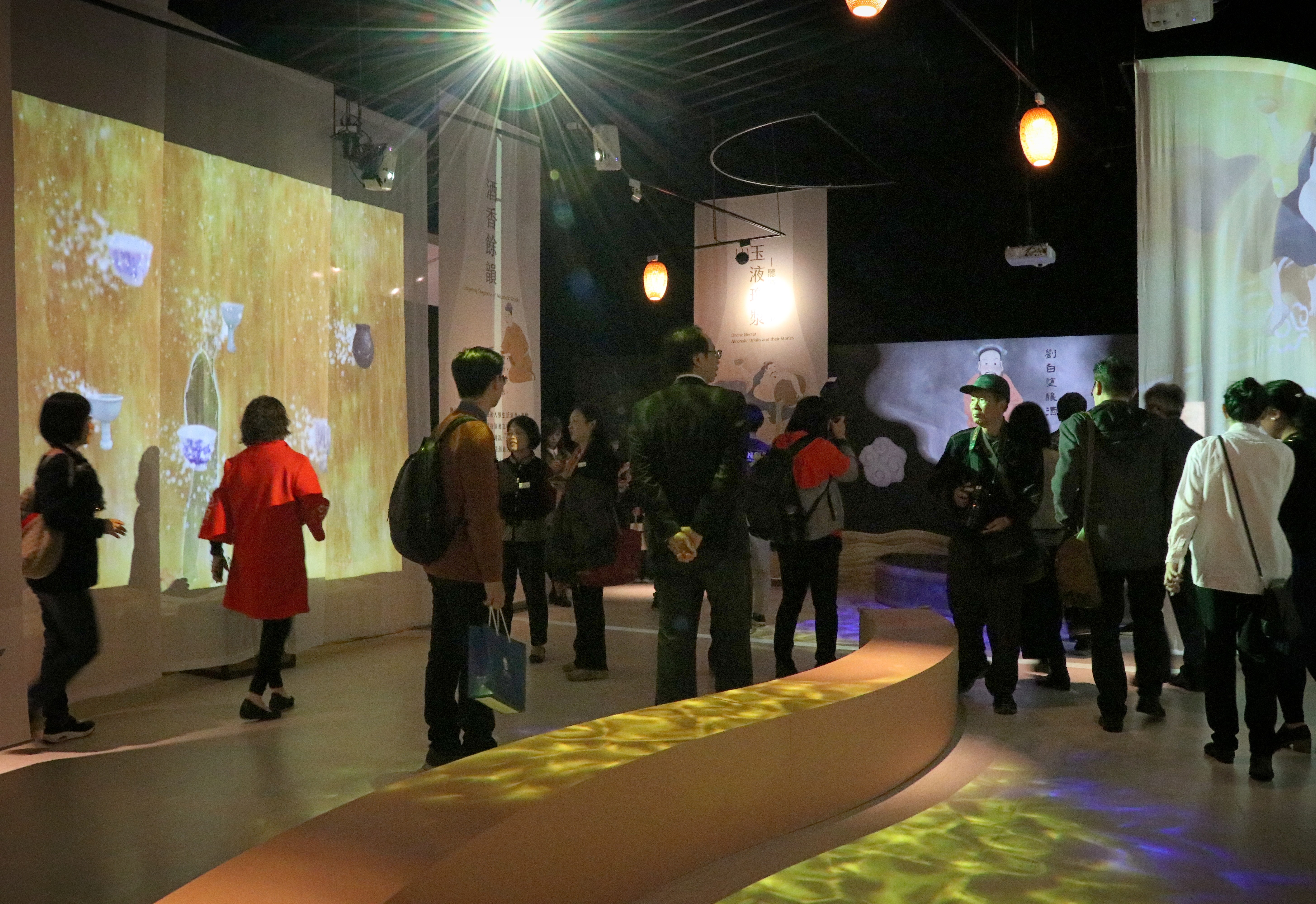 展內運用多項多媒體互動裝置設計，結合燈光效果，呈現古今融合的酒吧氛圍