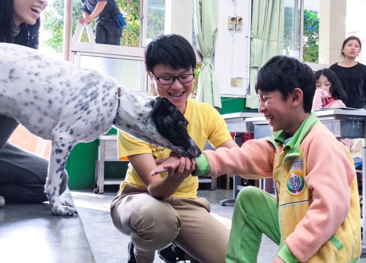 愛狗狗從下一代的教育開始
(照片提供：浪犬博士)