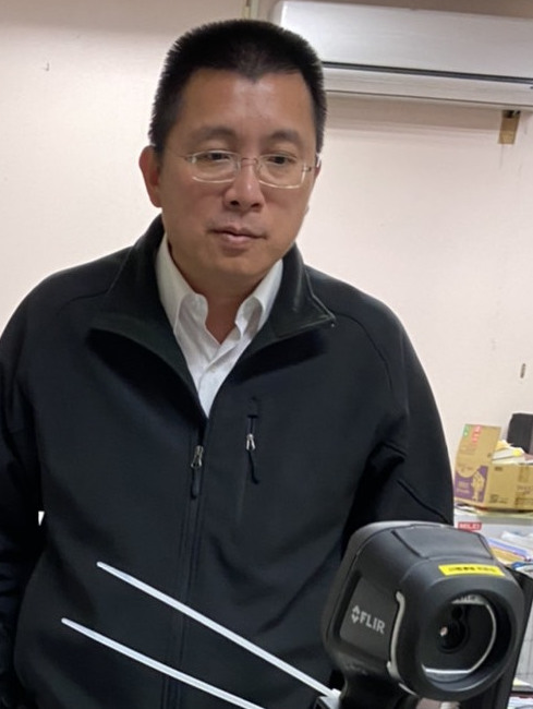臺東縣教育處長林政宏前往新生國中，針對剛購置紅外線熱影像儀進行測試。