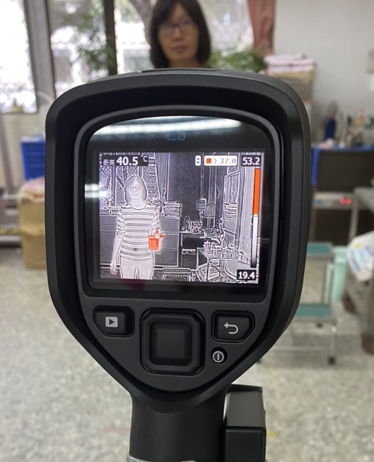為了因應25日開學前防疫準備，臺東縣購置紅外線熱影像儀，可以大幅度減輕學校測量師生體溫的人力負擔。