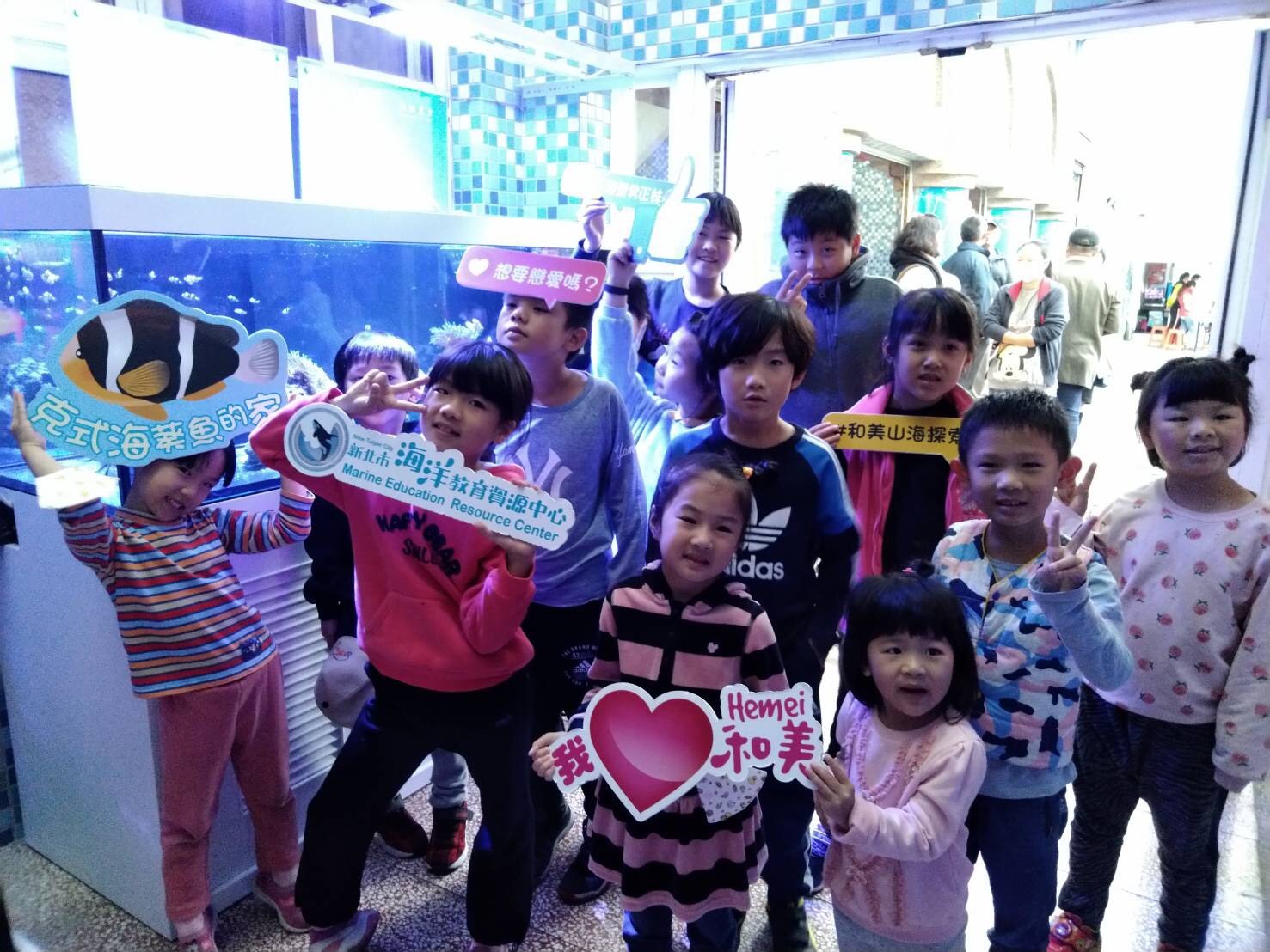 和美國小產官學合作復育小丑魚 小朋友開心和魚寶寶合影