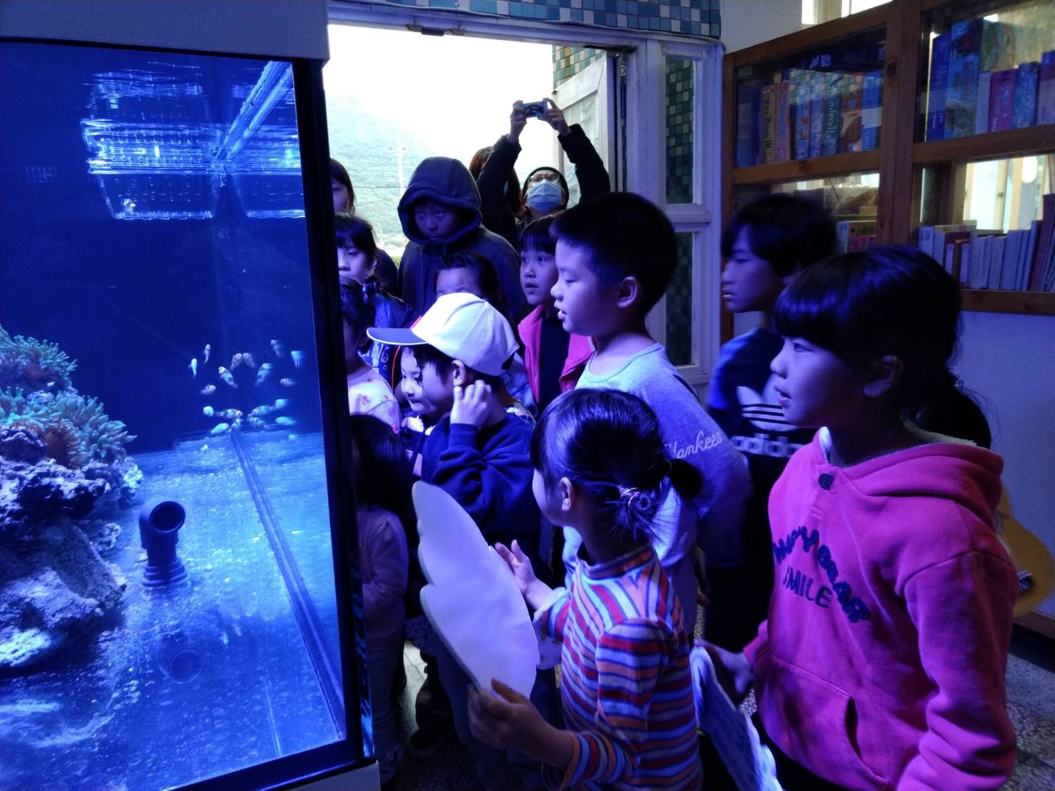 小朋友很開心能一起復育小丑魚寶寶