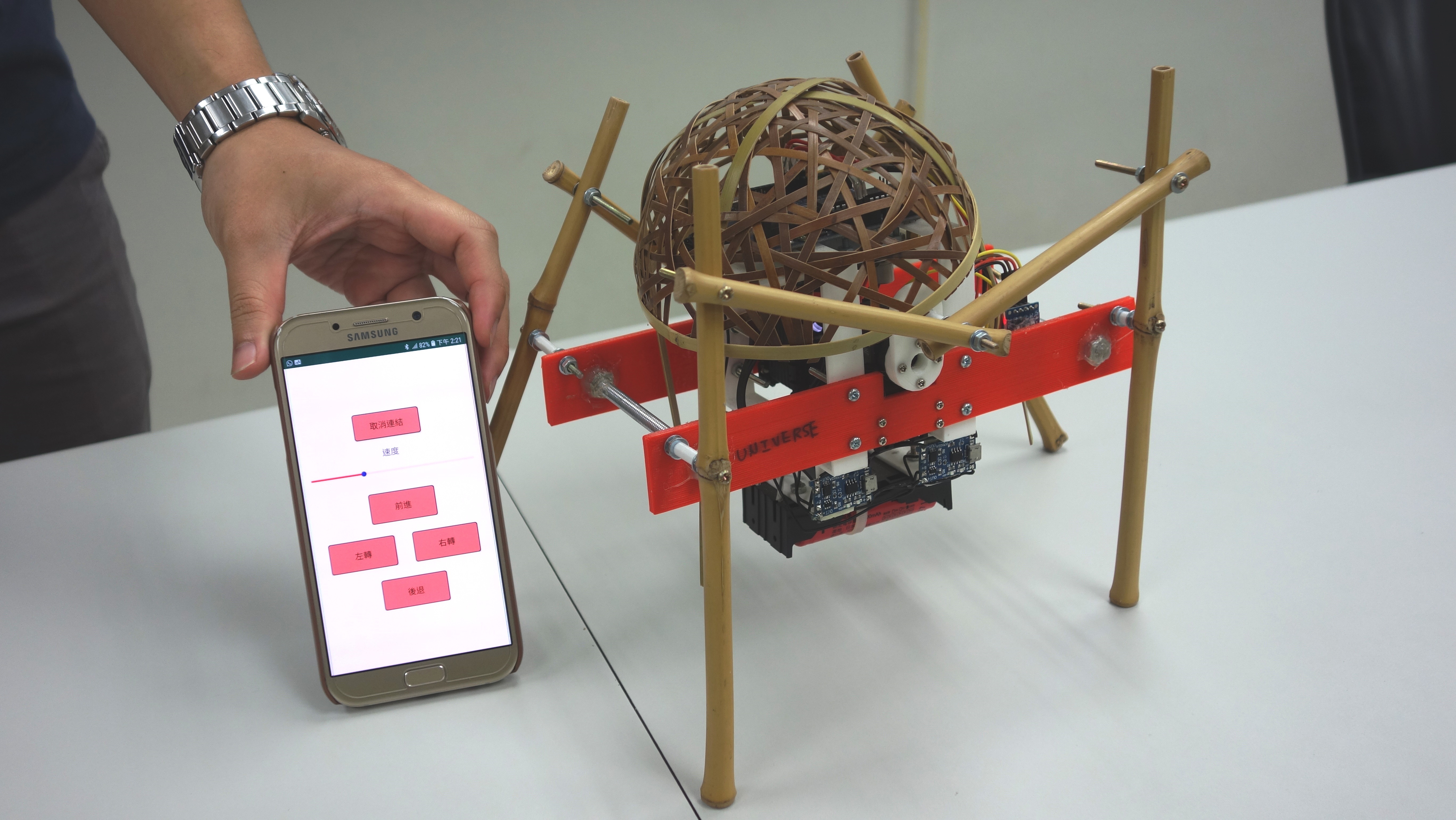 虎尾科技大學自動化偶戲的M型機構裝置結合雲林西螺的竹編藝術能透過手機程式遙控行走