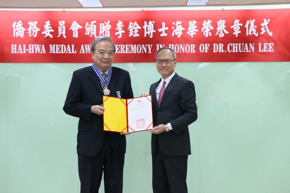 銘傳總校長李銓(左)獲僑委會委員長吳新興頒發海華榮譽章(僑委會提供)