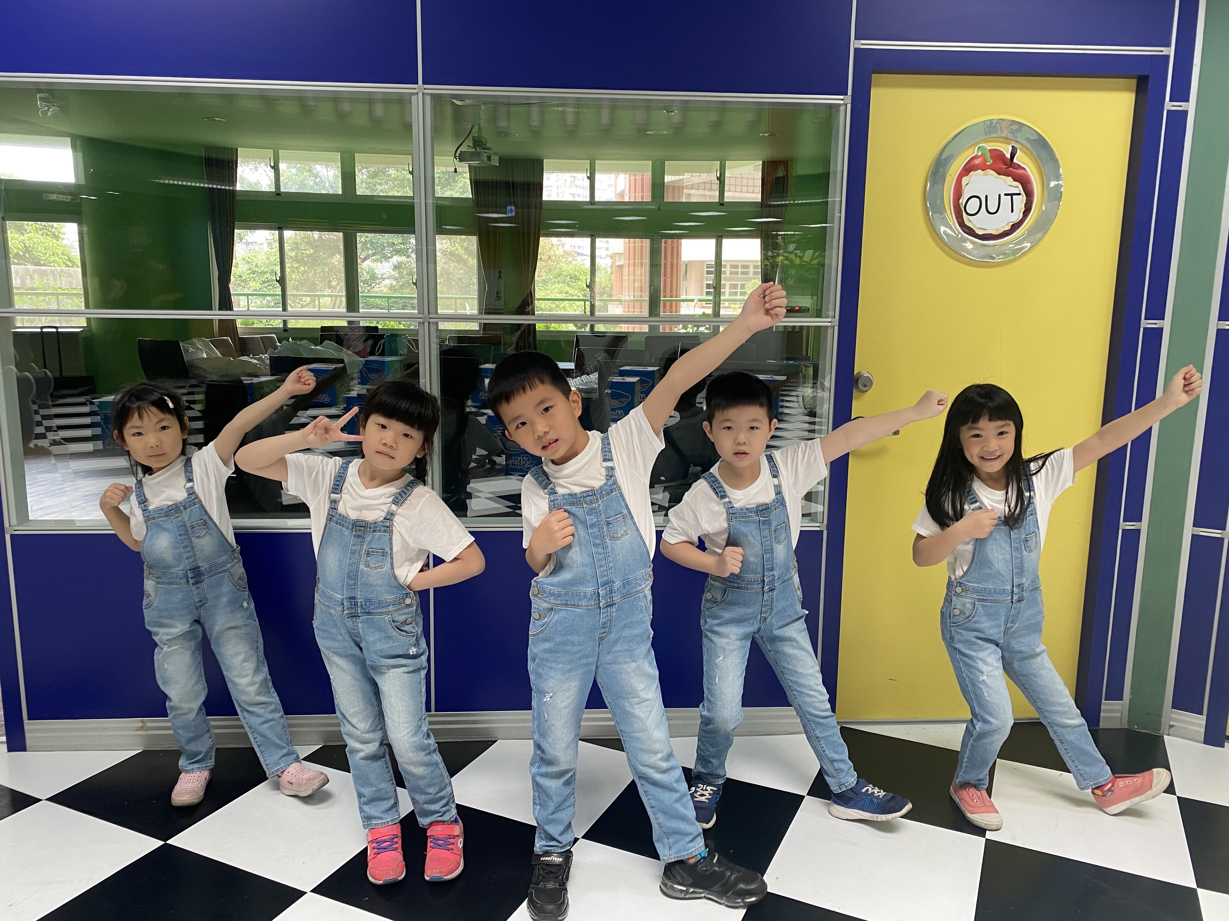 鼓勵親子一同在家做體操，並拍照或錄影上傳至新北學Bar粉絲專頁