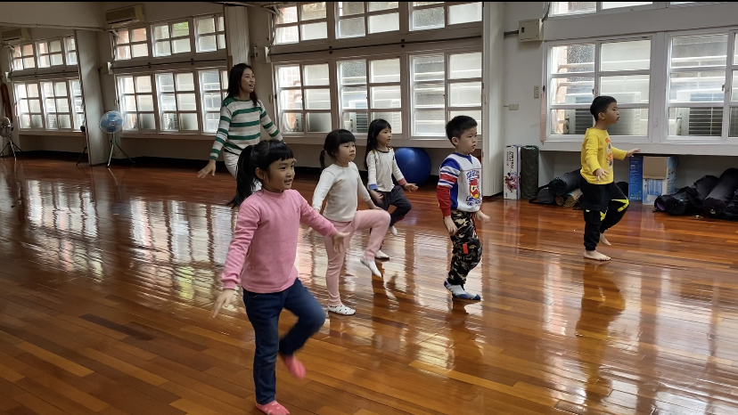 幼兒透過活潑的音樂及簡單動作可達到肢體活動前的暖身效果