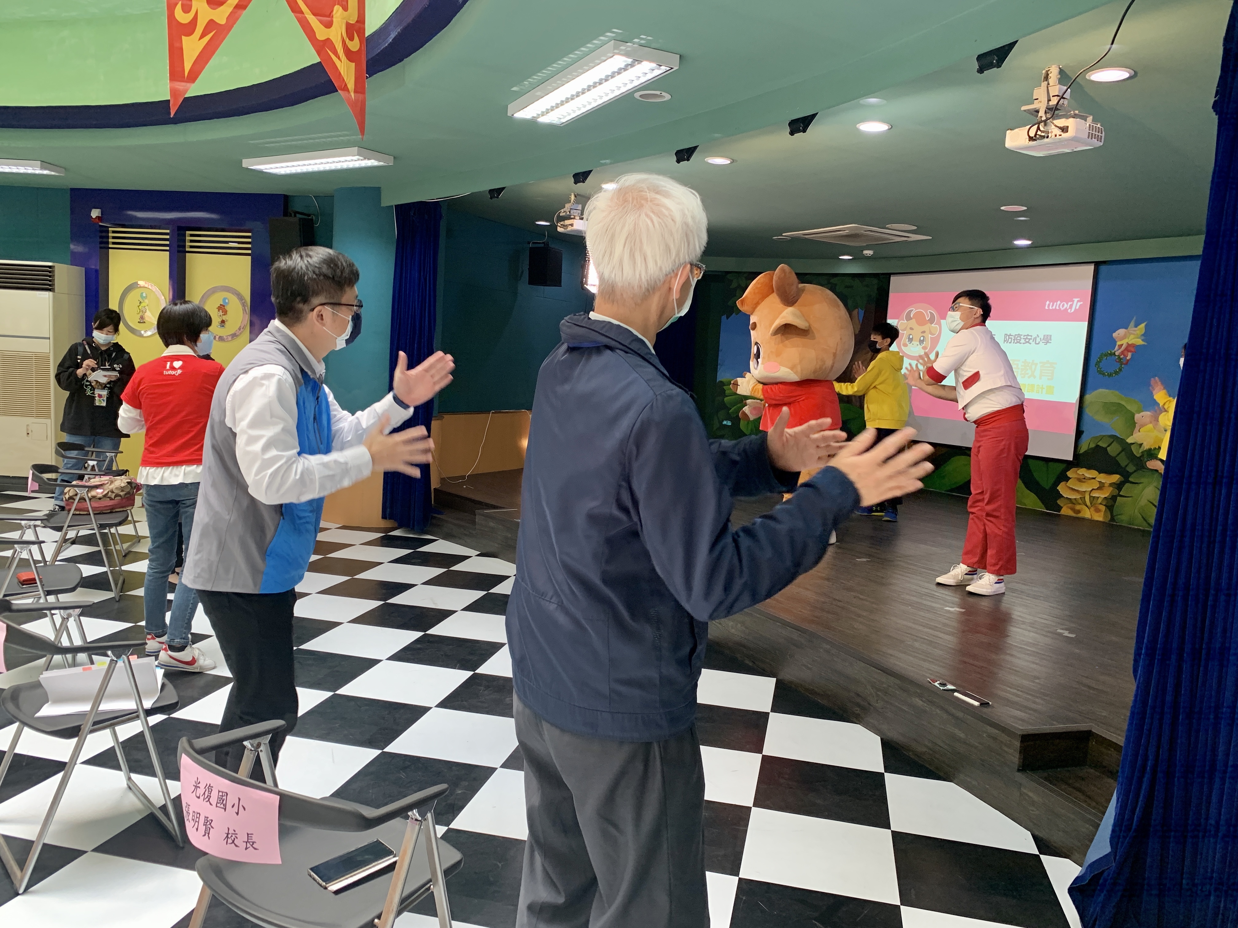 捐贈前現場貴賓大跳洗手舞