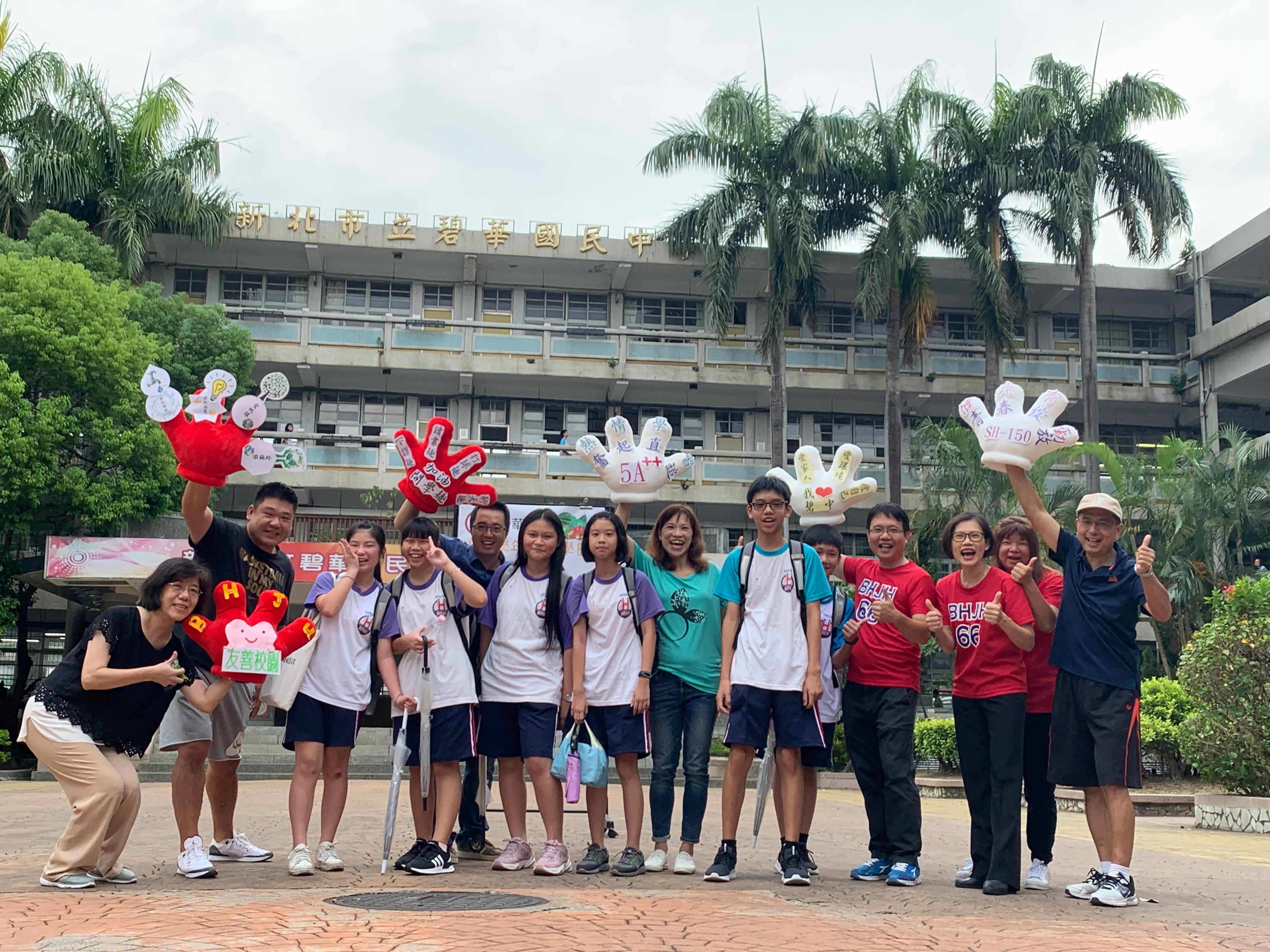 新北市國小及國中新生報到作業首度使用新生線上報到系統，分散人流落實防疫。/資料照由教育局提供