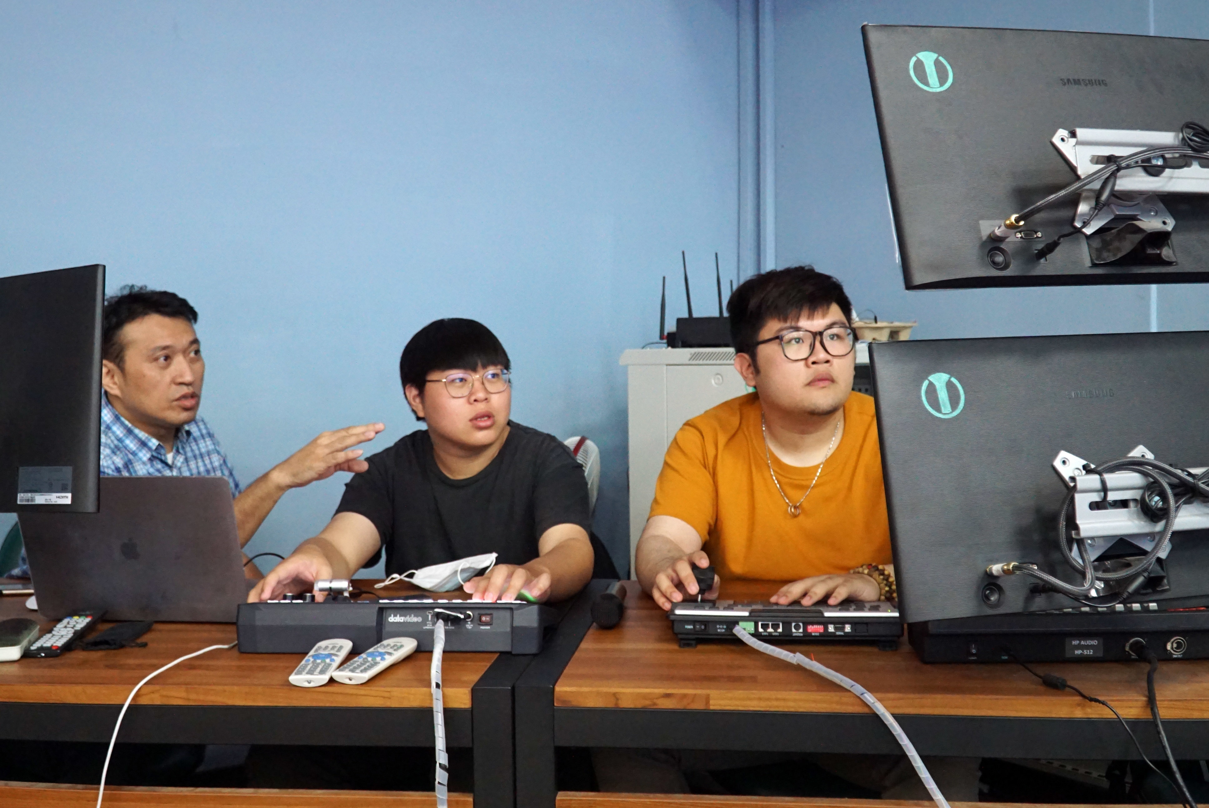 攝影記者洪文仲(左)指導大葉大學學生操作導播機