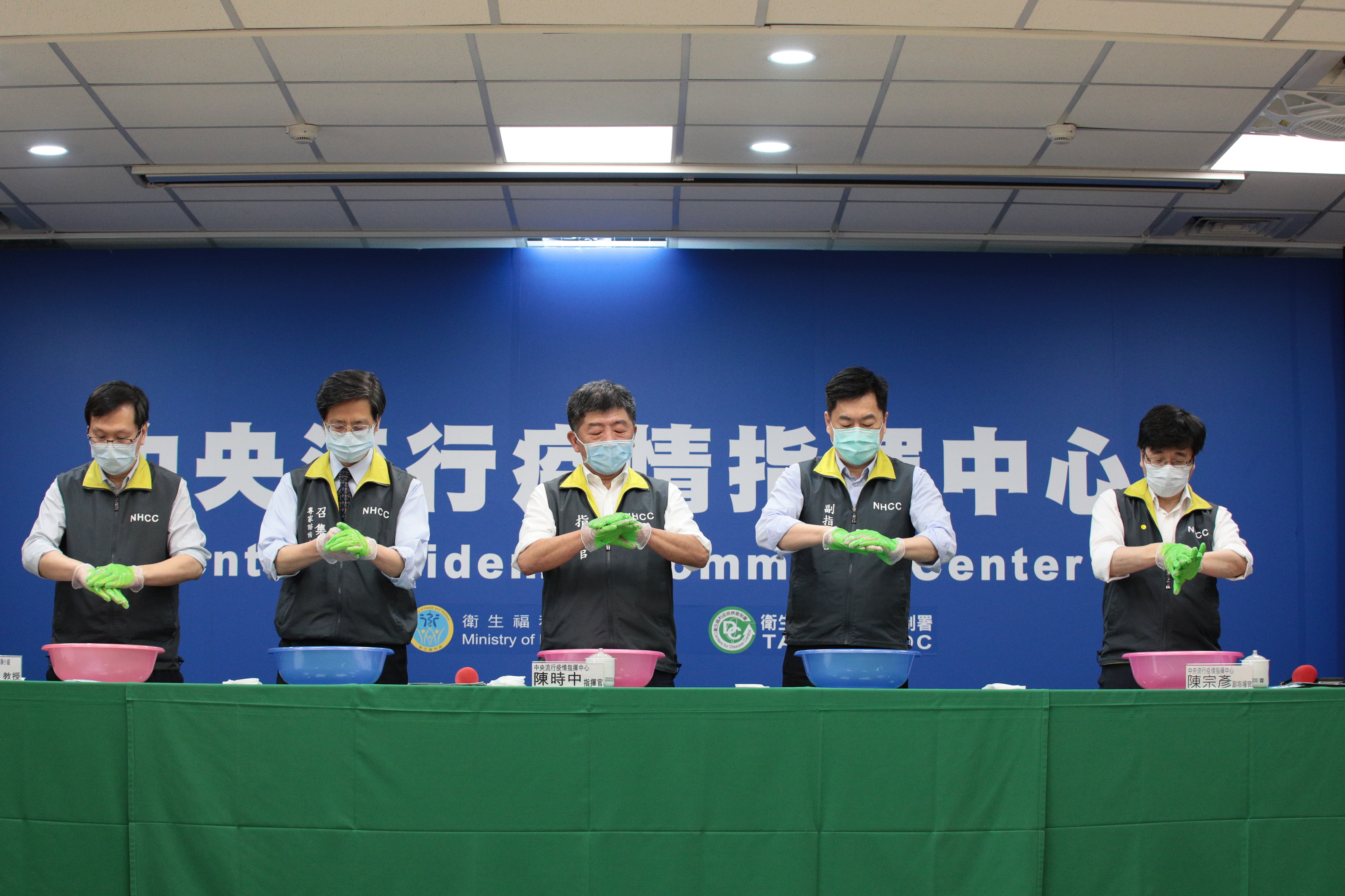 正確的洗手七字訣「內、外、夾、弓、大、立、腕」。/圖由指揮中心提供