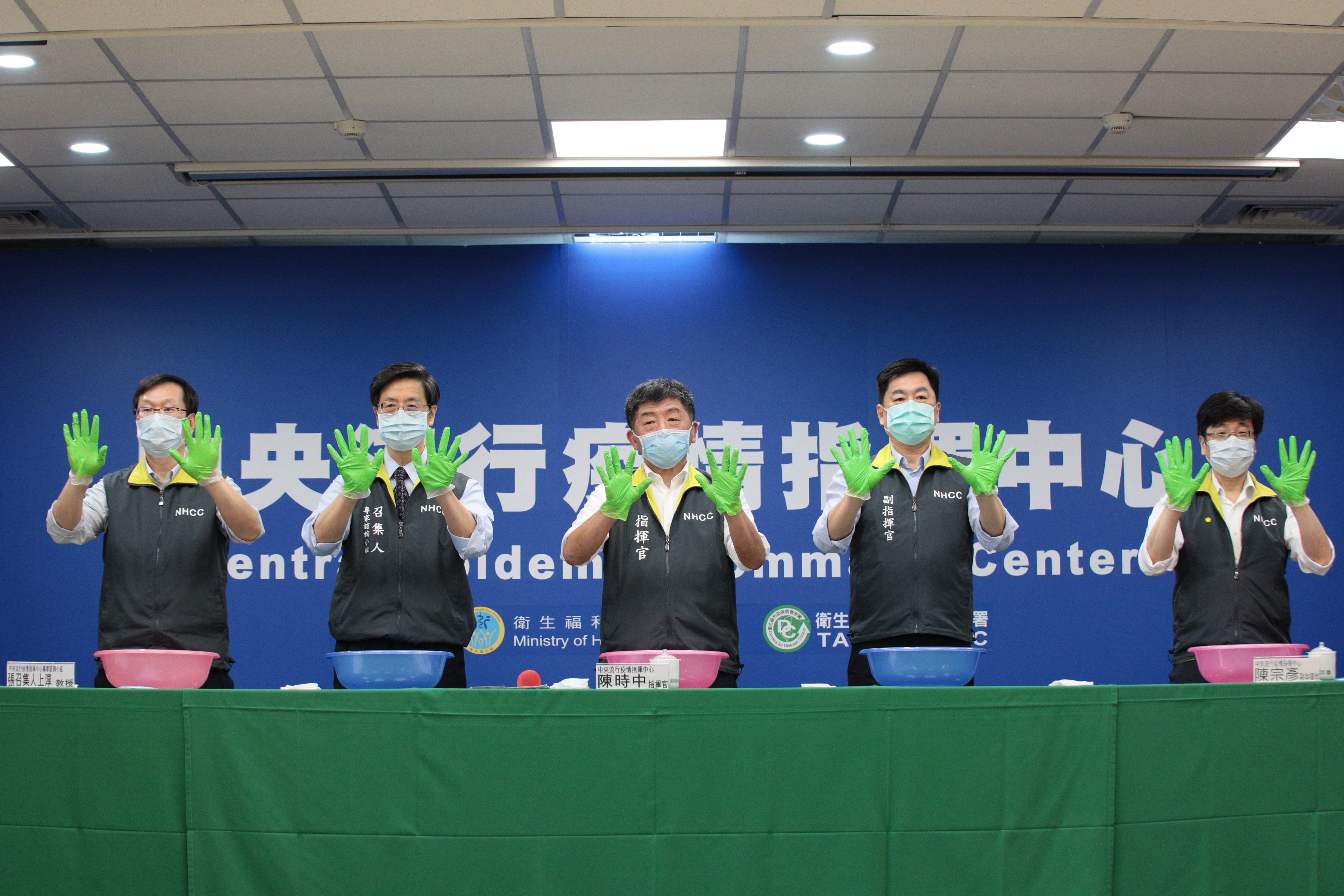 防疫五月天親身示範正確的洗手步驟，提醒民眾要加強手部衛生。/圖由指揮中心提供