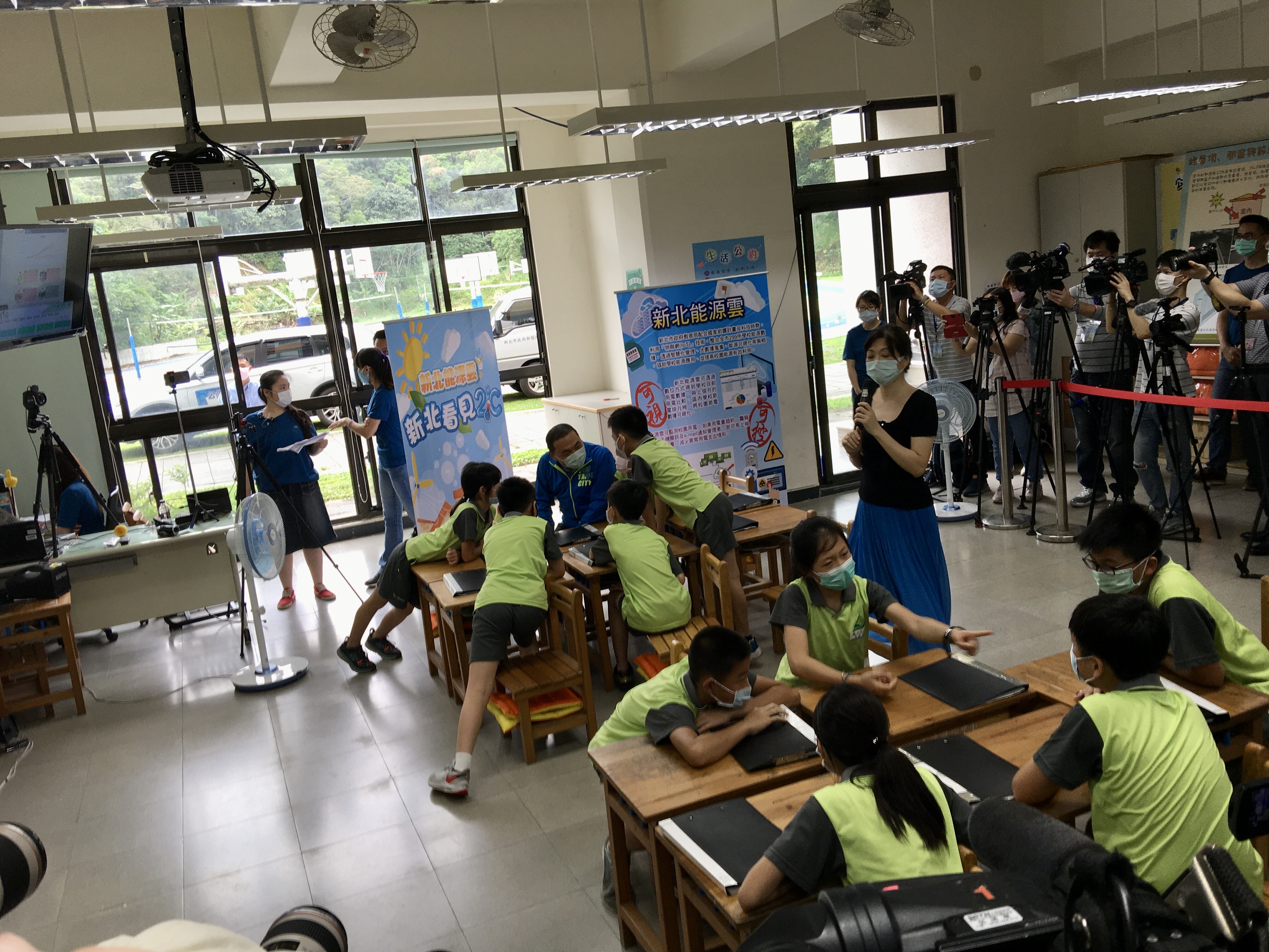 侯市長化身「侯同學」跟小學生一起上「風神駕到」課程並跟學生共同搶答。