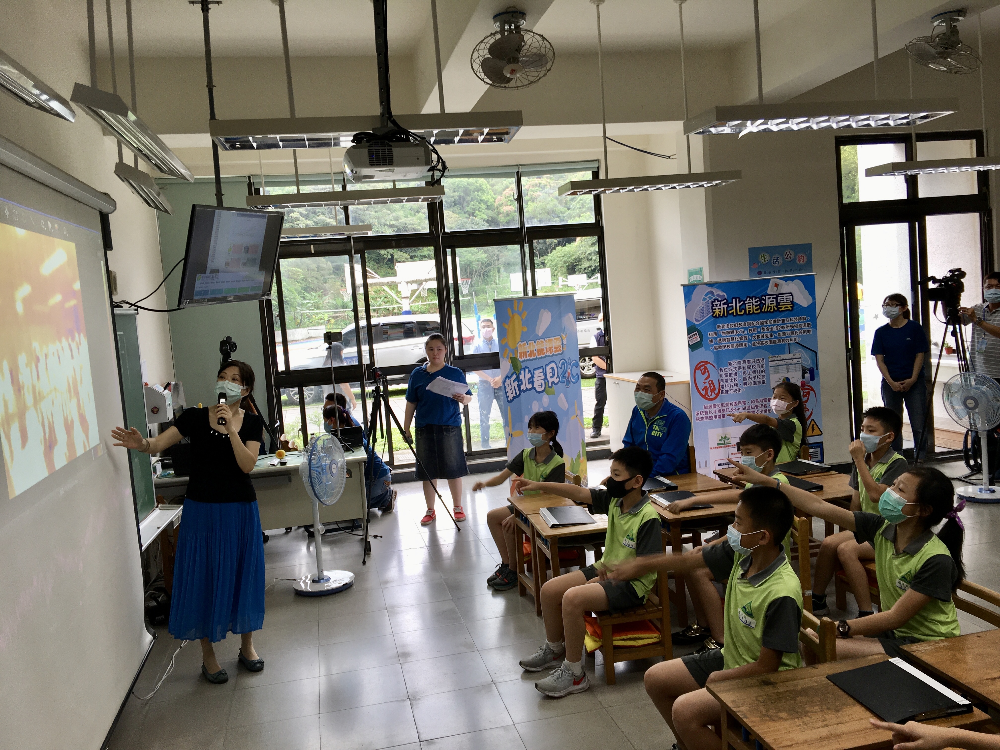 自然科學老師陳鳳玲在現場指導學生「開窗、開扇、調對位」。