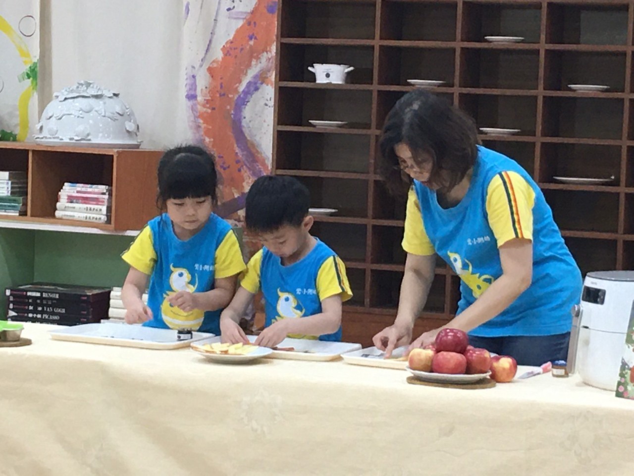 蘋果甜蜜蜜繪本說故事，示範親子實作蘋果派