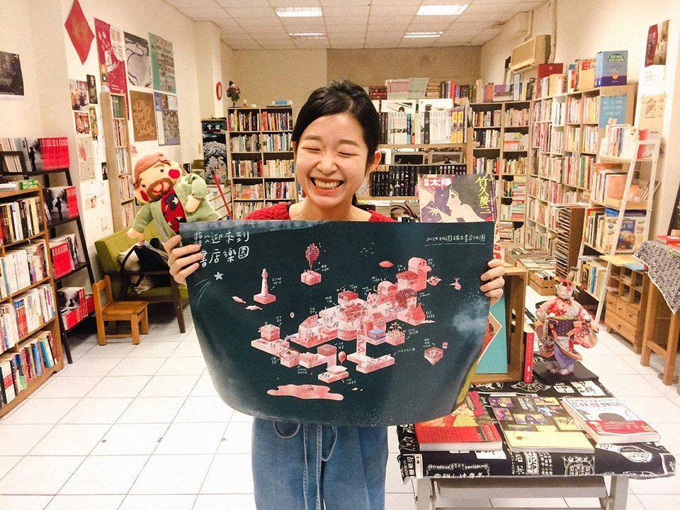 在書香世界裡 愉快地笑著