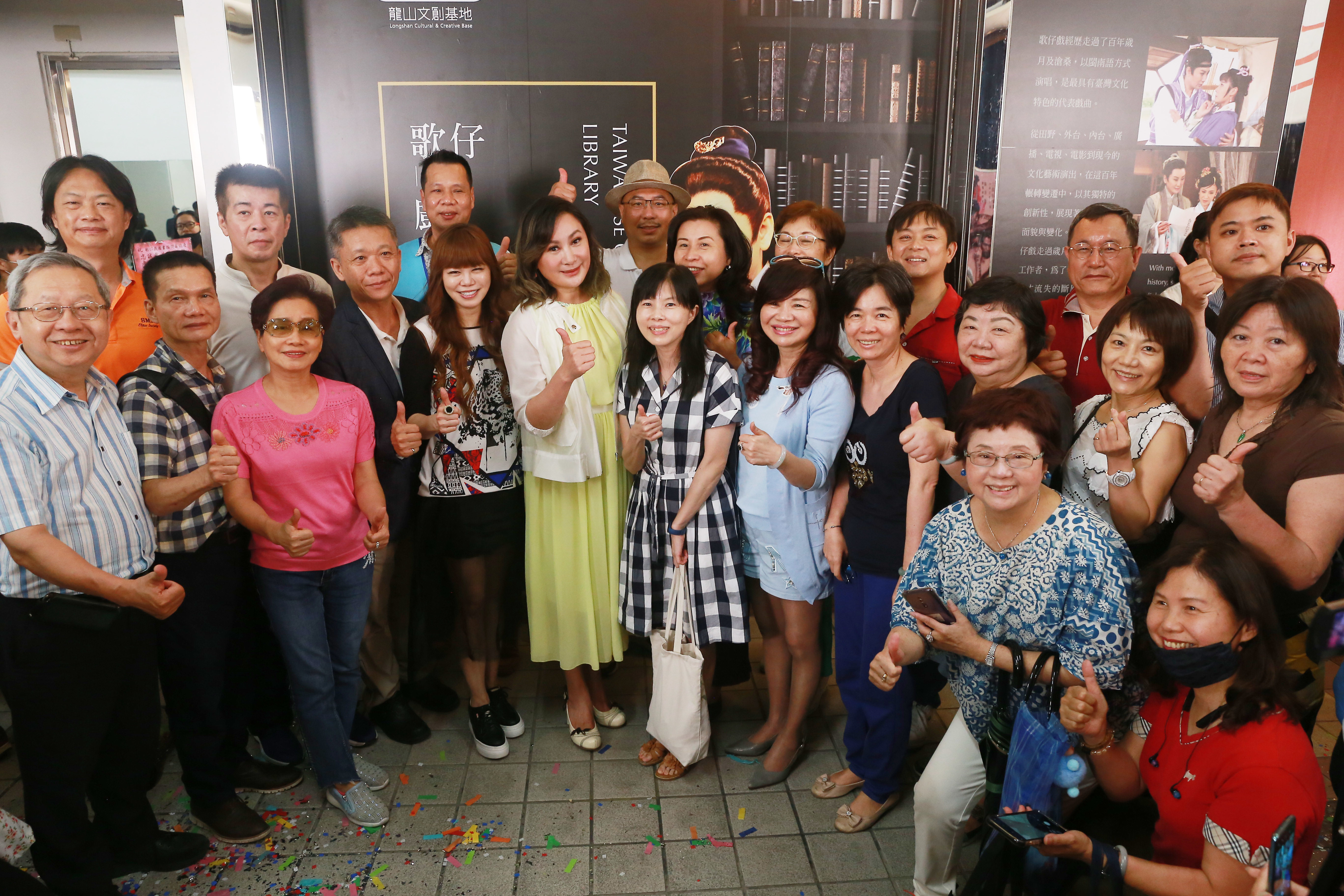 陳亞蘭與熱情的影迷們合照