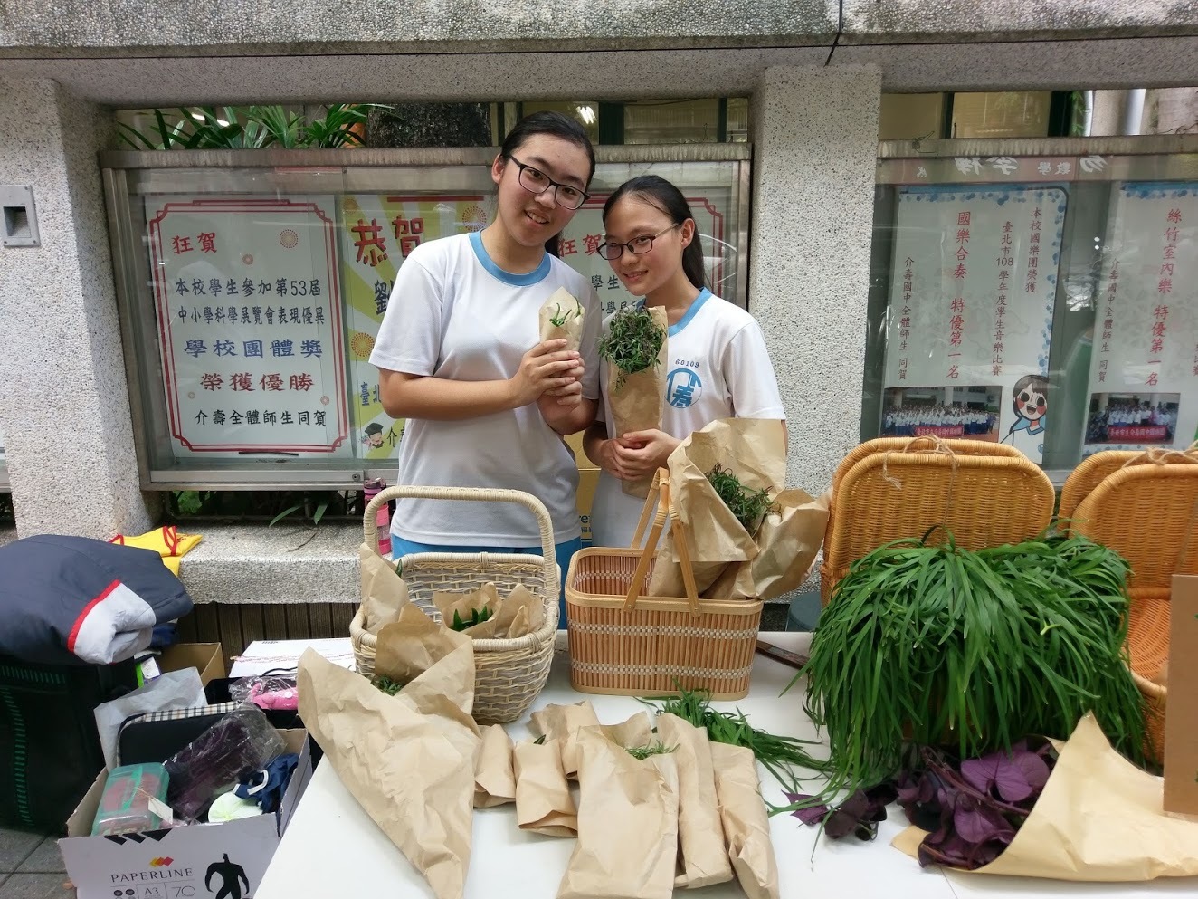 小田園攤位販售當天現採的有機蔬菜