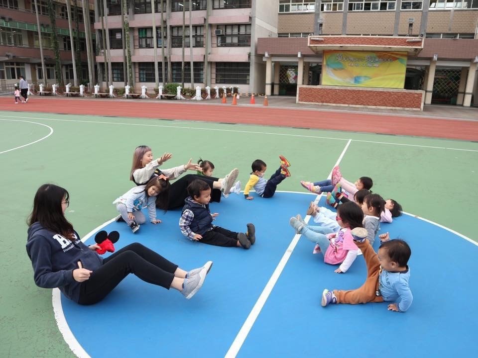 螢橋非營利幼兒園戶外體能訓練.jpg
