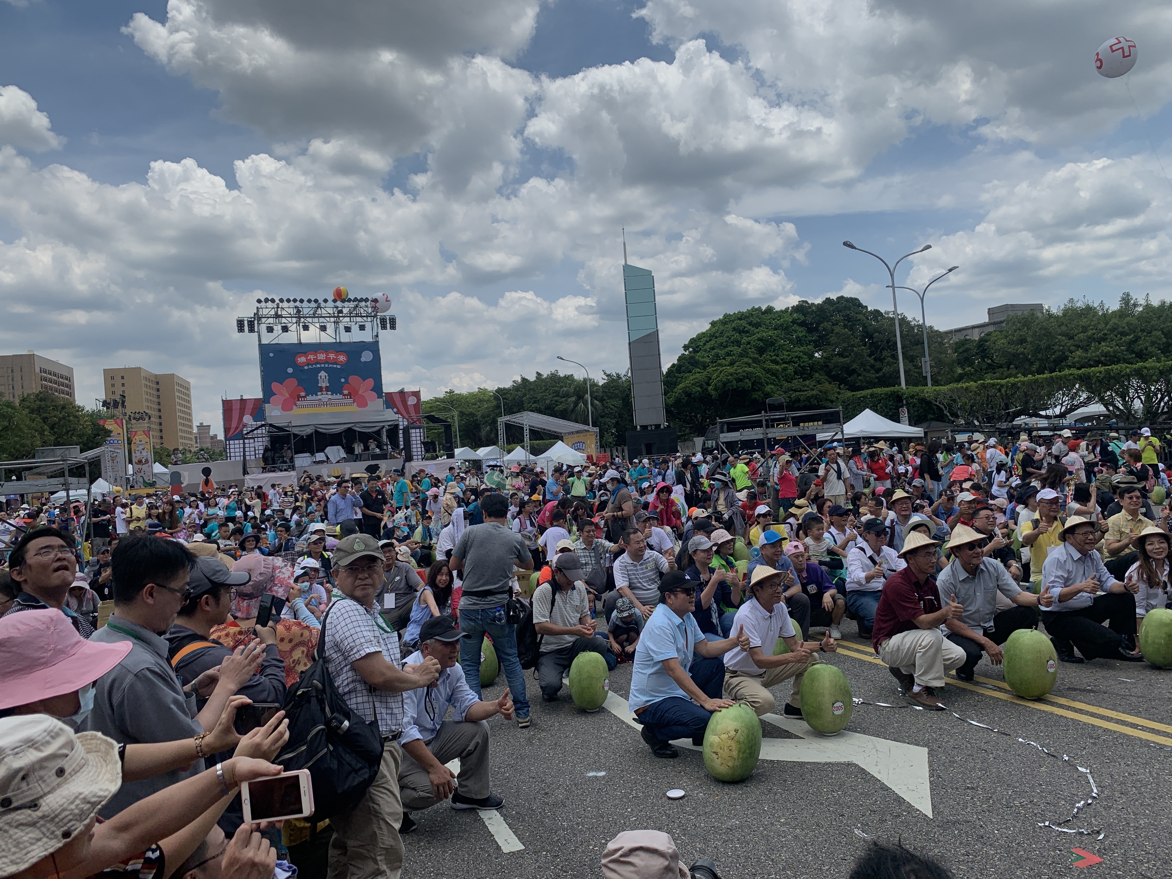 農委會主委陳吉仲、總統府秘書長蘇嘉全及屏東縣長潘孟安攜手千位民眾共同立起999粒大西瓜。