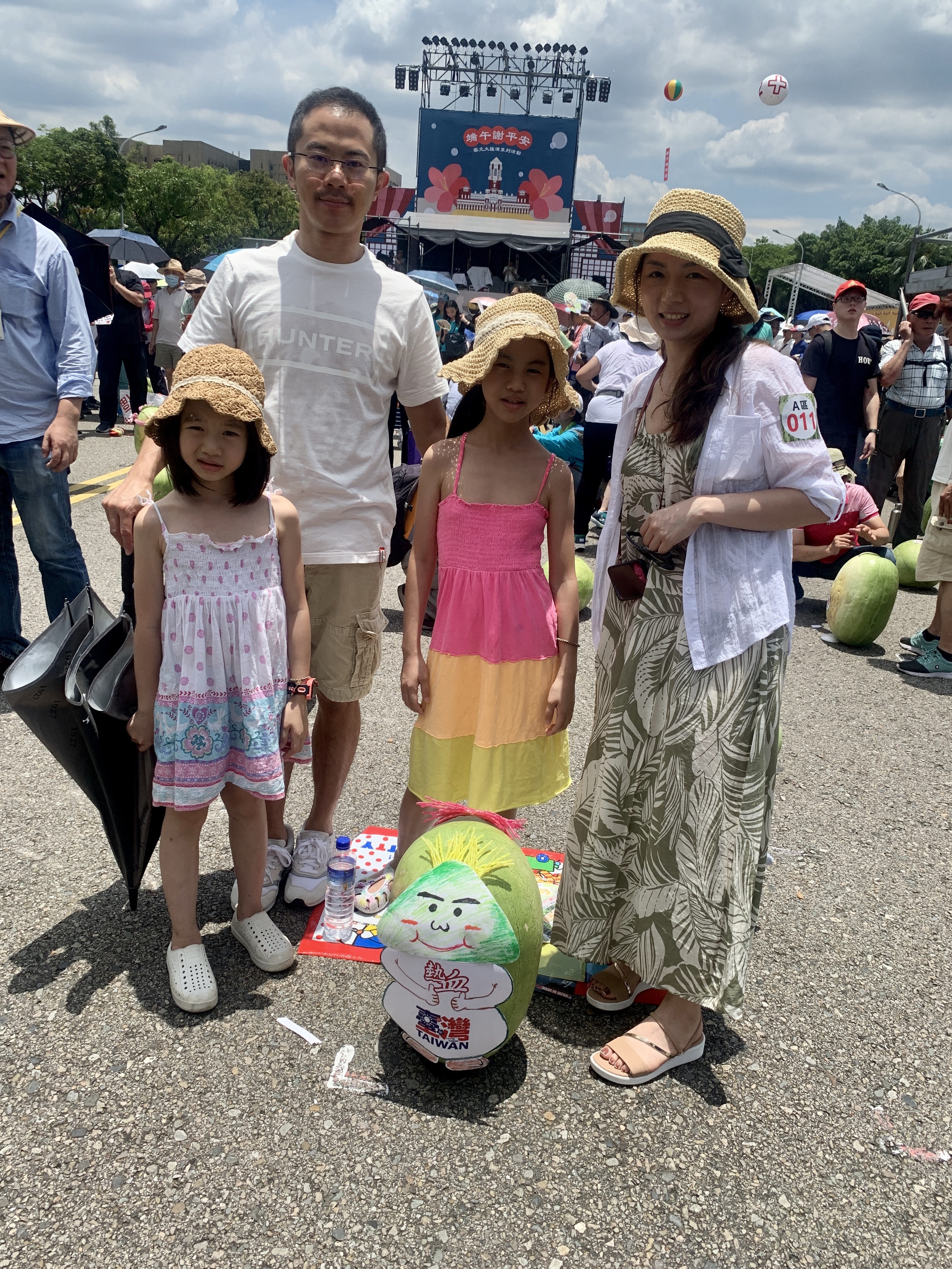 高小姐一家來體驗端午立西瓜。