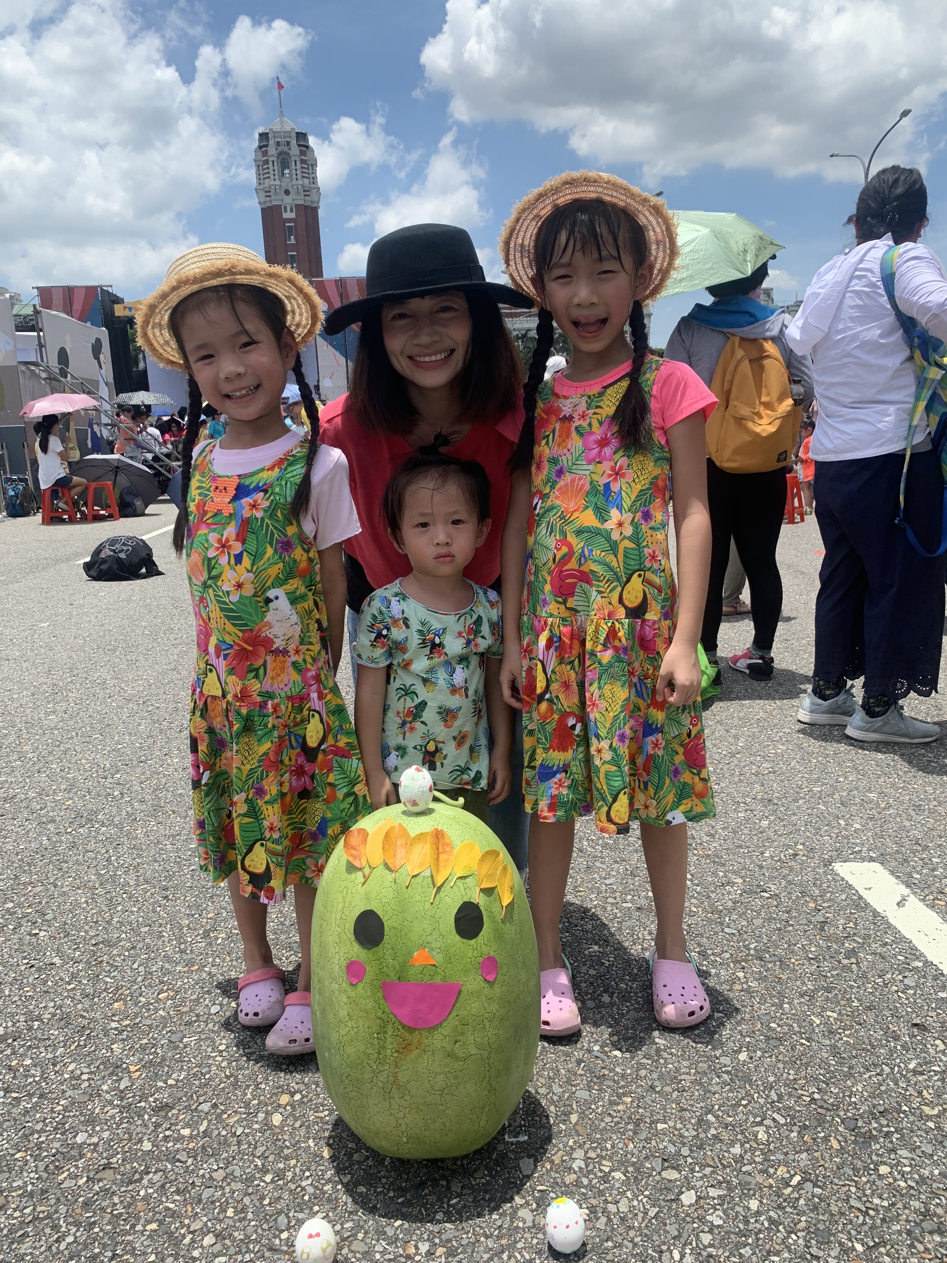 韓小姐一家人來體驗端午立西瓜。