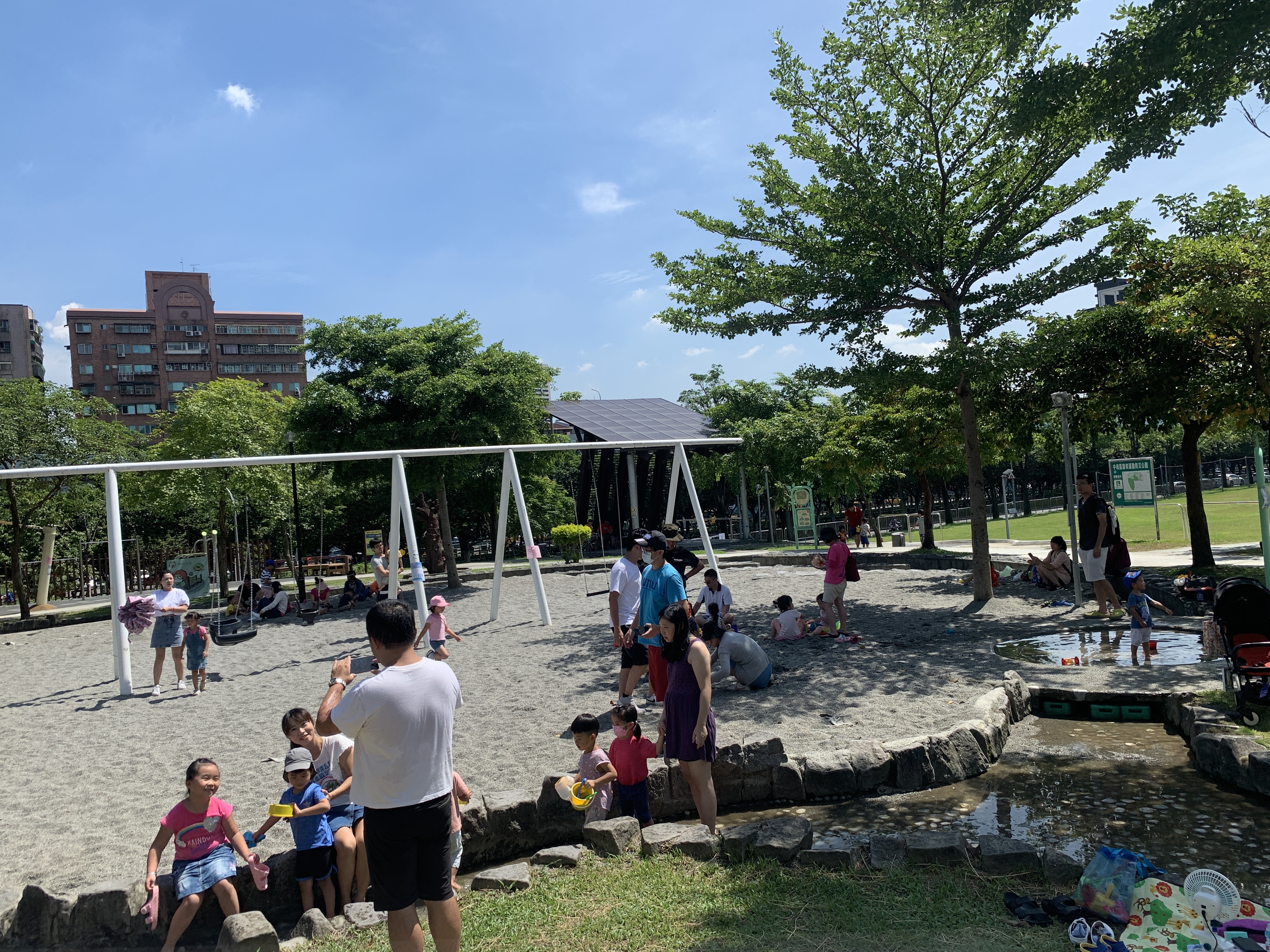 錦和運動公園是新北市第1座全齡化公園，適合大小朋友一起來運動。