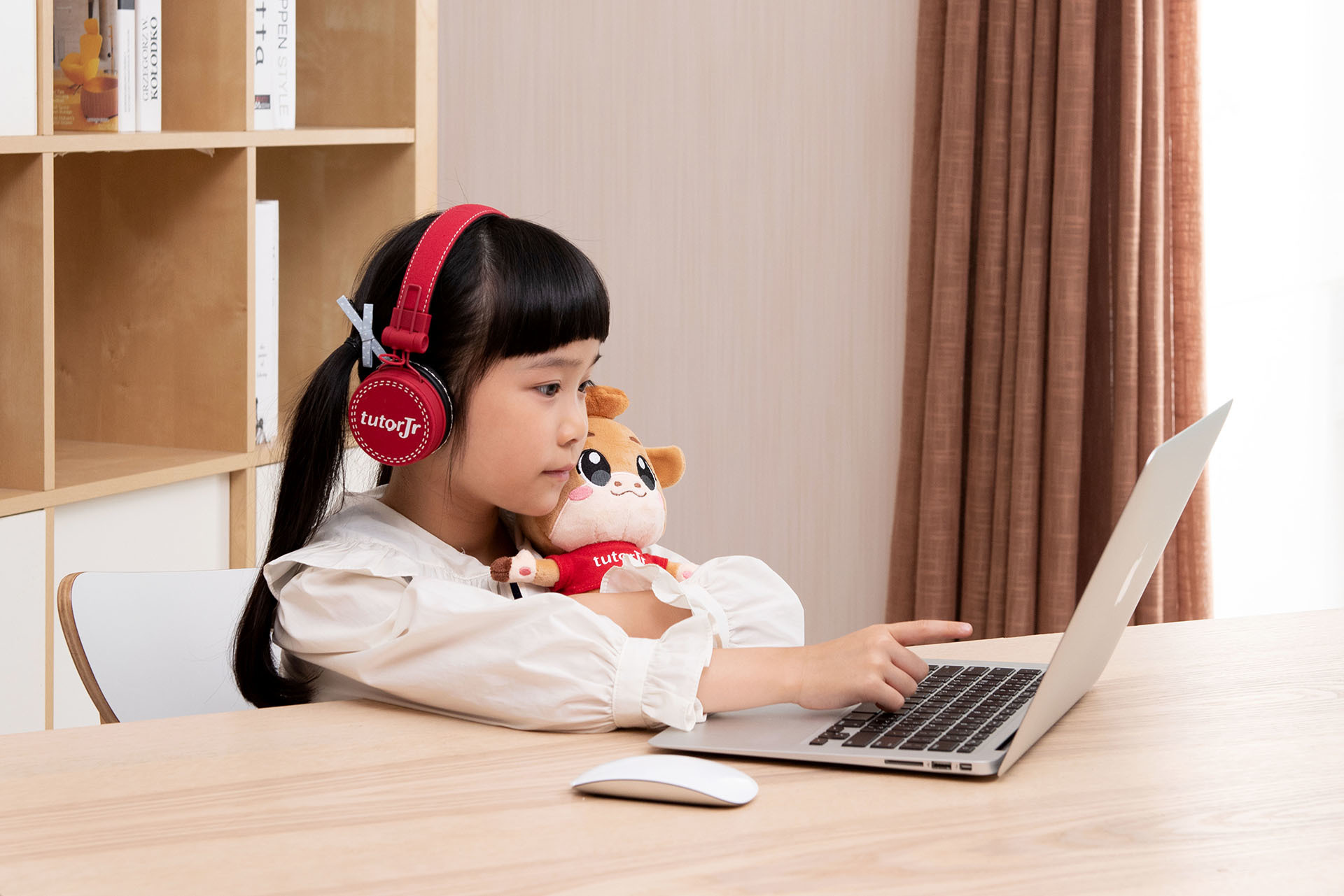 防疫期間，全民夯線上學習。