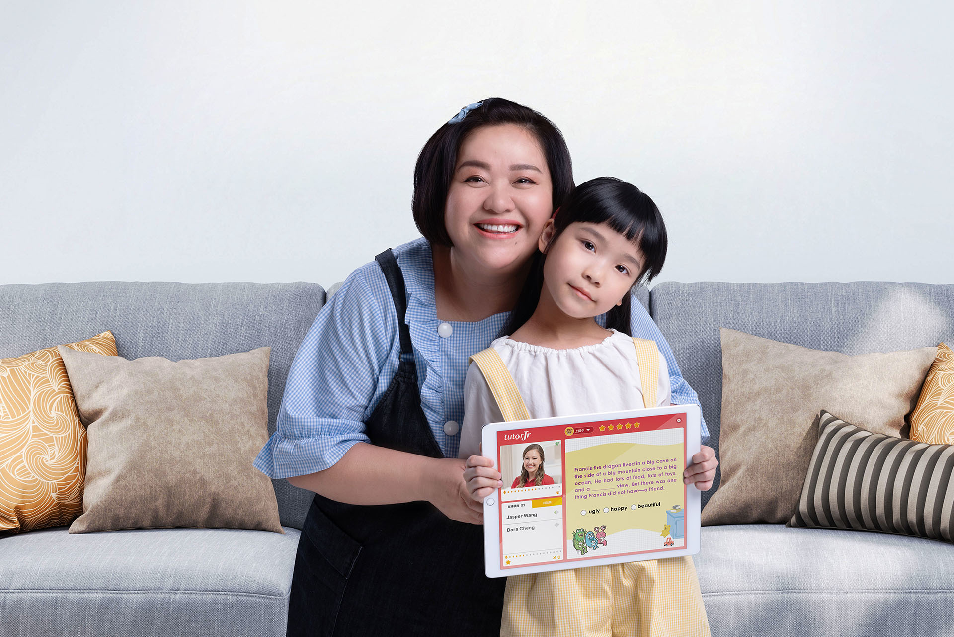 國民媽咪鍾欣凌形象深得人心，連續兩年帶著女兒擔任tutorJr品牌親子體驗官。