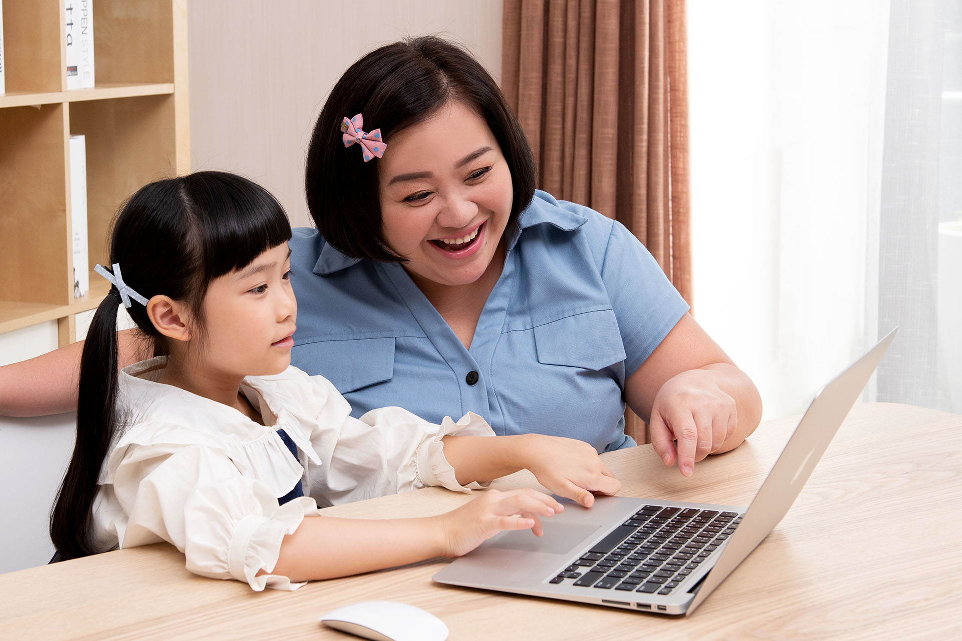 鍾欣凌也特別推薦tutorJr八個功能服務，也發現孩子英語進步很多。