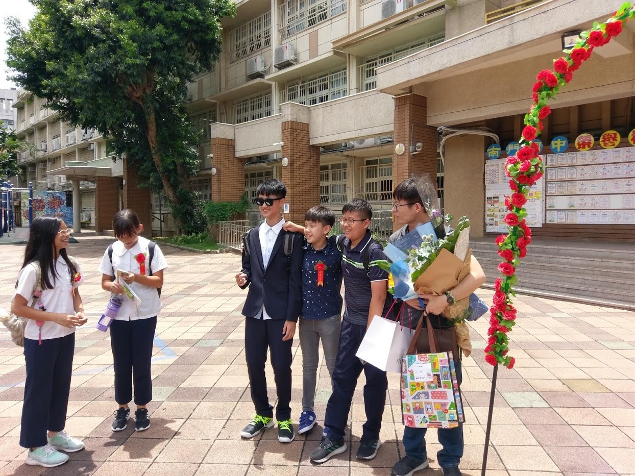 畢業生與老師開心合影