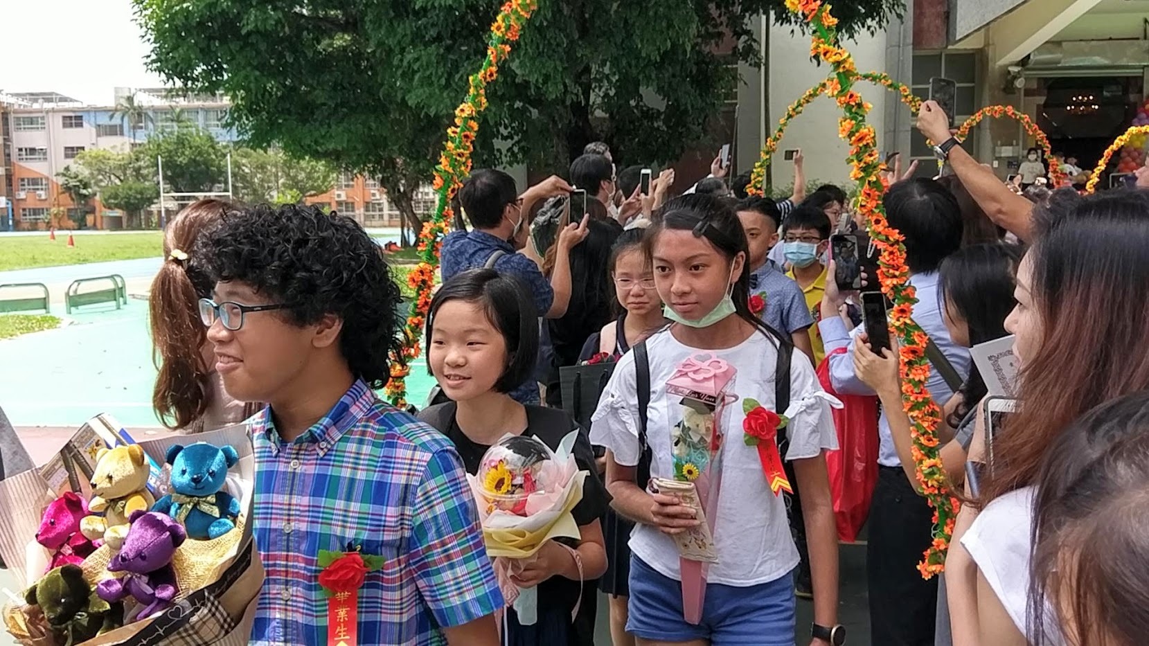 南門國小畢業生在眾人的歡送下迎向嶄新的未來