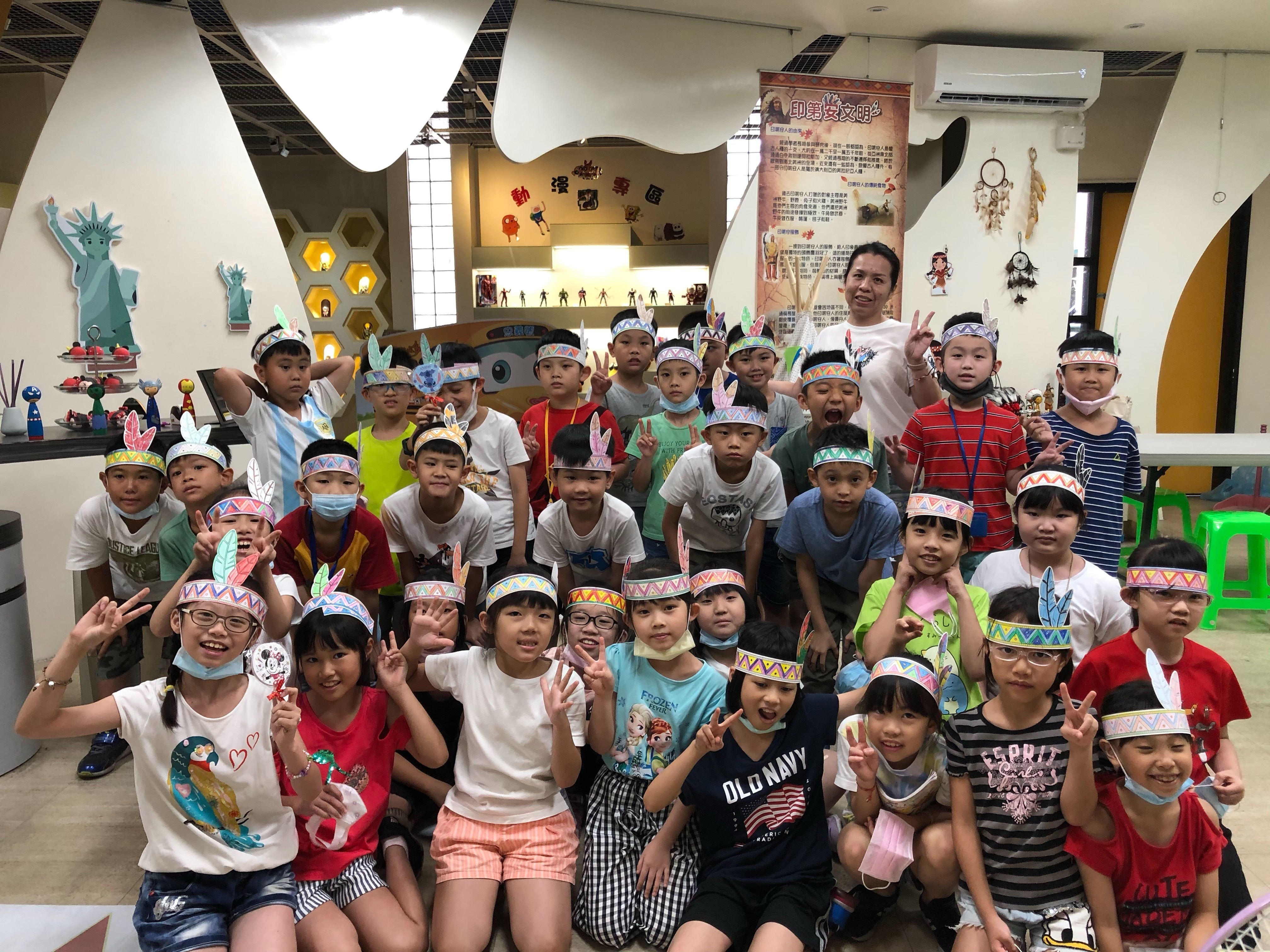 在三重分區國際文教中心，可手作手繪印地安傳統頭飾，於新北市忠義國小體驗美國文化。