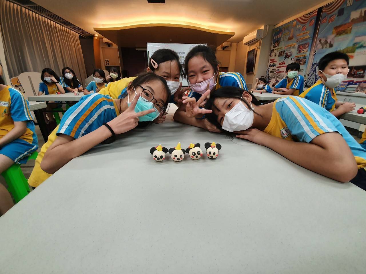 位於新北市忠義國小的國際文教中心，現正推出美國主題展，小朋友用黏土重現迪士尼經典米奇老鼠的可愛模樣。