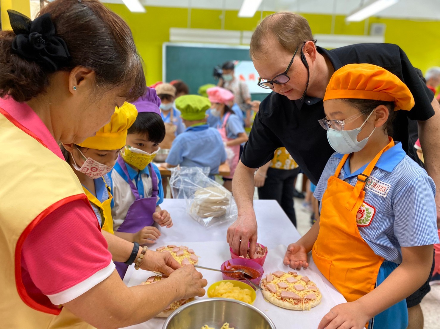 瑞芳分區國際文教中心推出義大利主題展，親手製作比薩，小朋友們都豎起大拇指說Delizioso!(美味極了)。