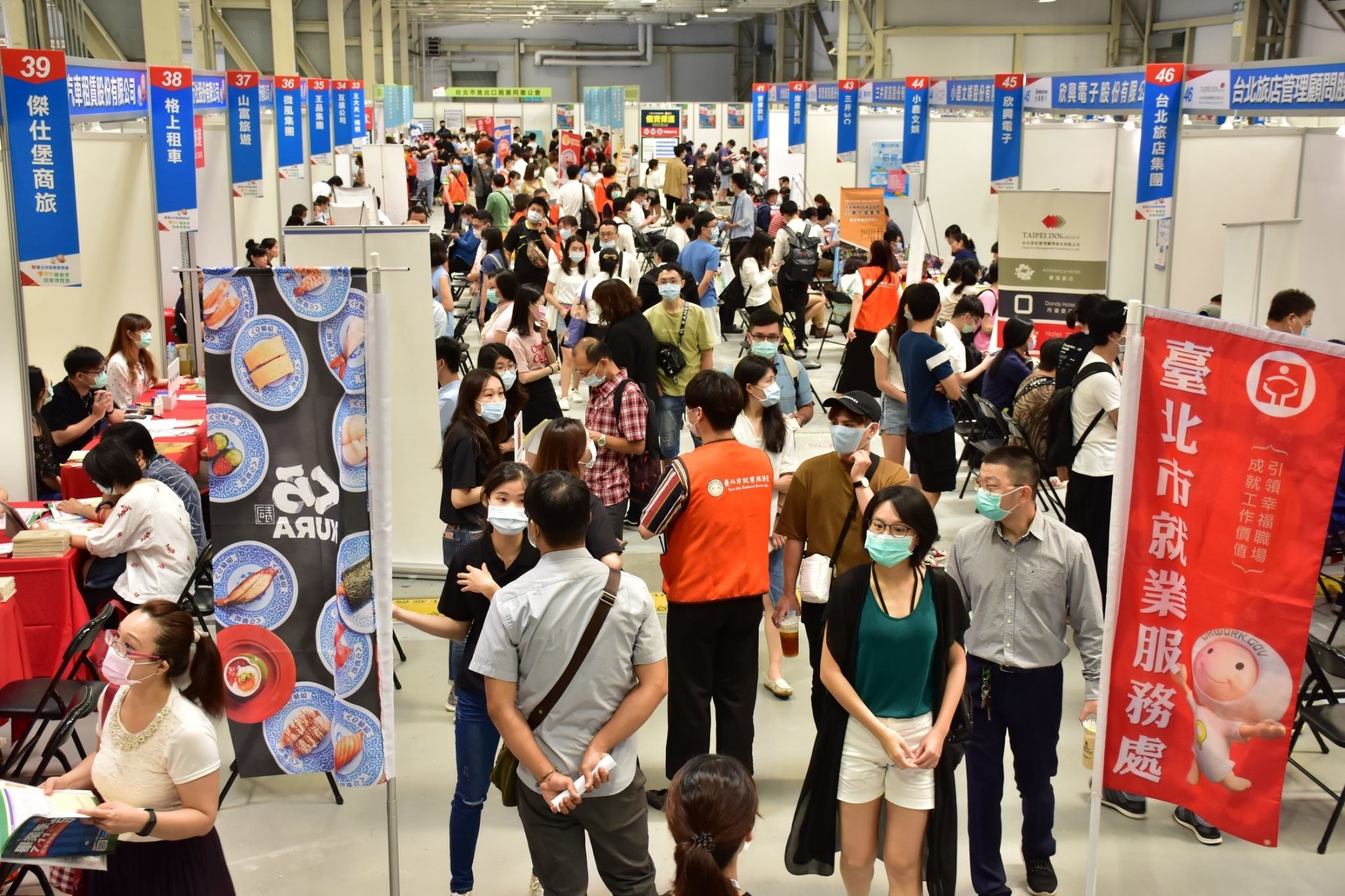 採實名制入場，求職者仍絡繹不絕擠爆現場。