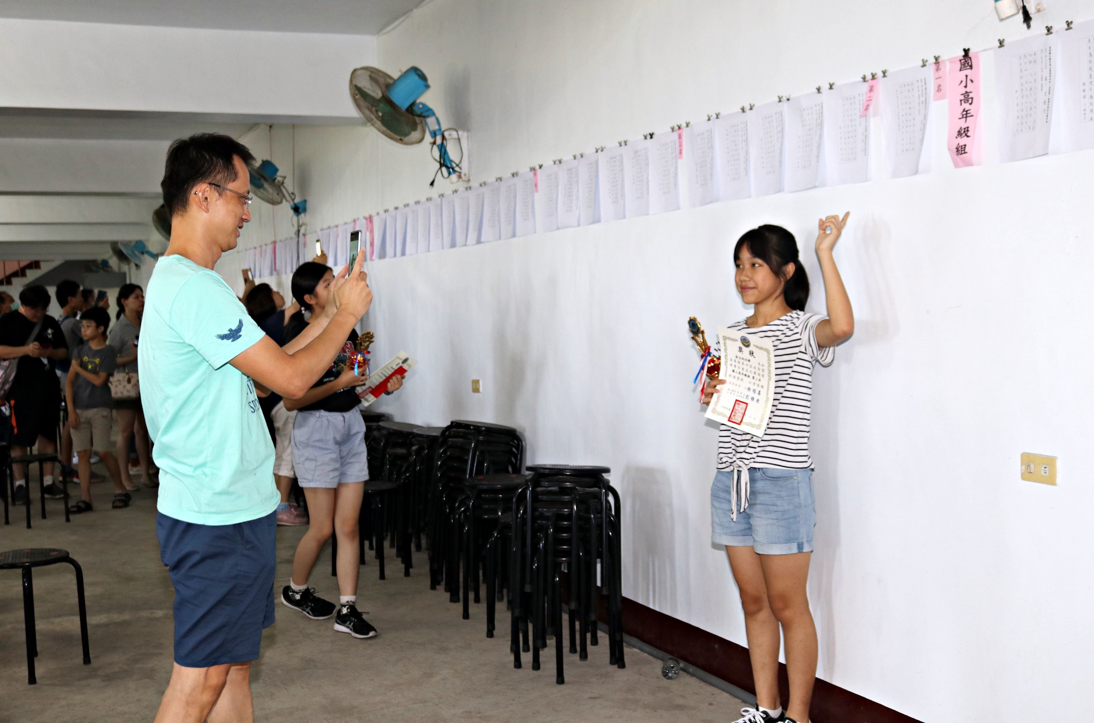 得獎學生與作品合影（圖片來源：苗栗縣媒體事務中心）