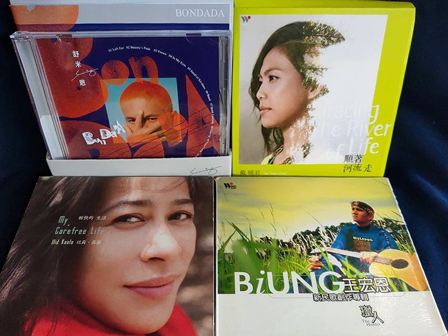 （左上起順時鐘）舒米恩《Bondada》、戴曉君《順著河流走》、王宏恩《獵人》、以莉‧高露《輕快的生活》專輯實體照