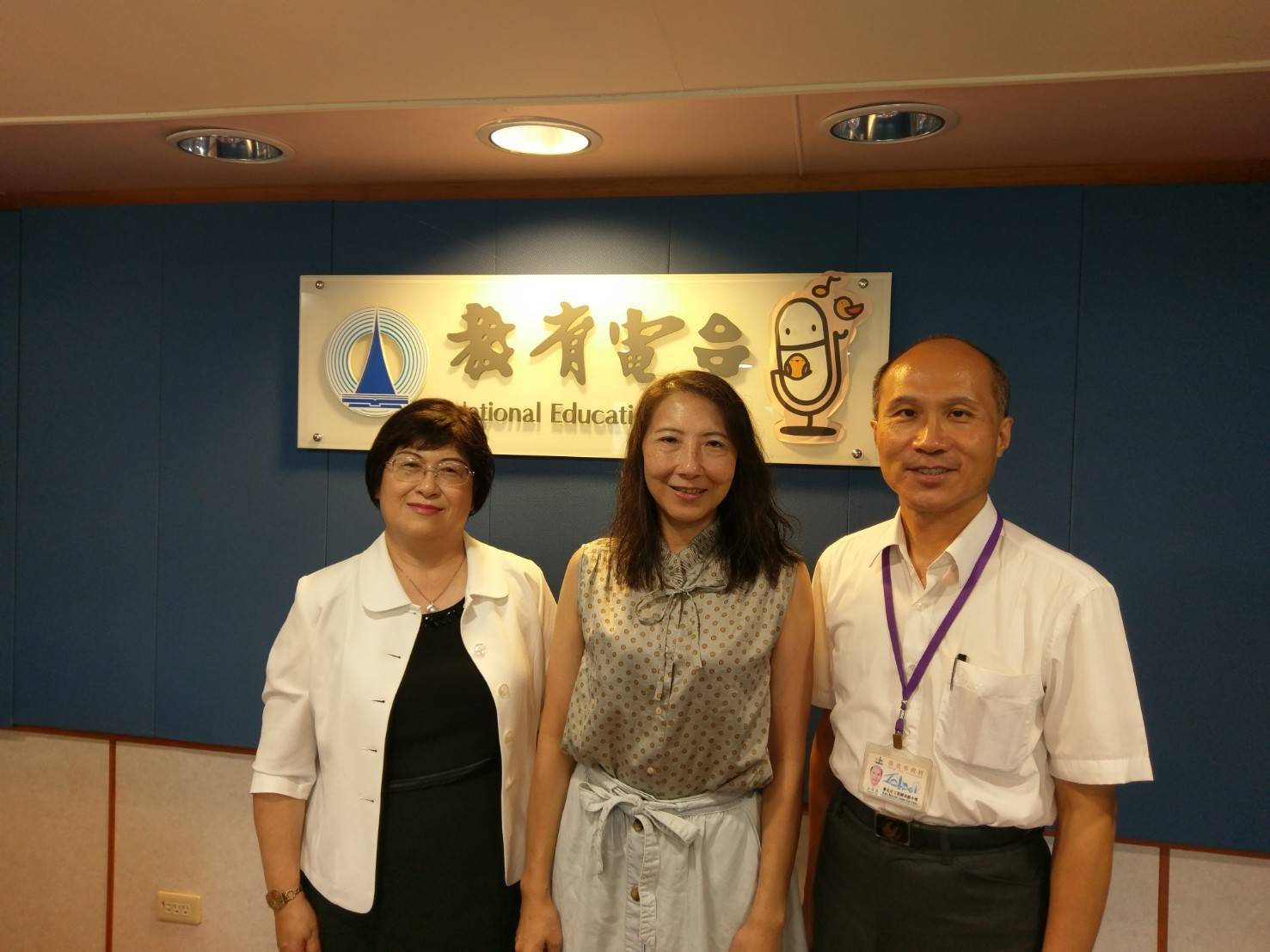 科教館陳雪玉館長(左一)與建中徐建國校長(右一)受邀到教育電台「生活in design」節目，與主持人蕭曼屏回顧科展60