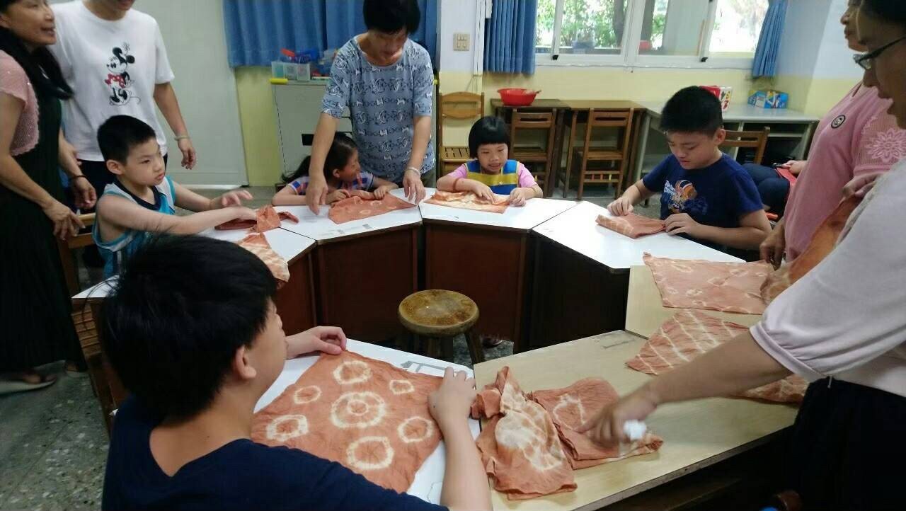 南屯國小的植染手作課程（圖片來源：臺中市教育局）