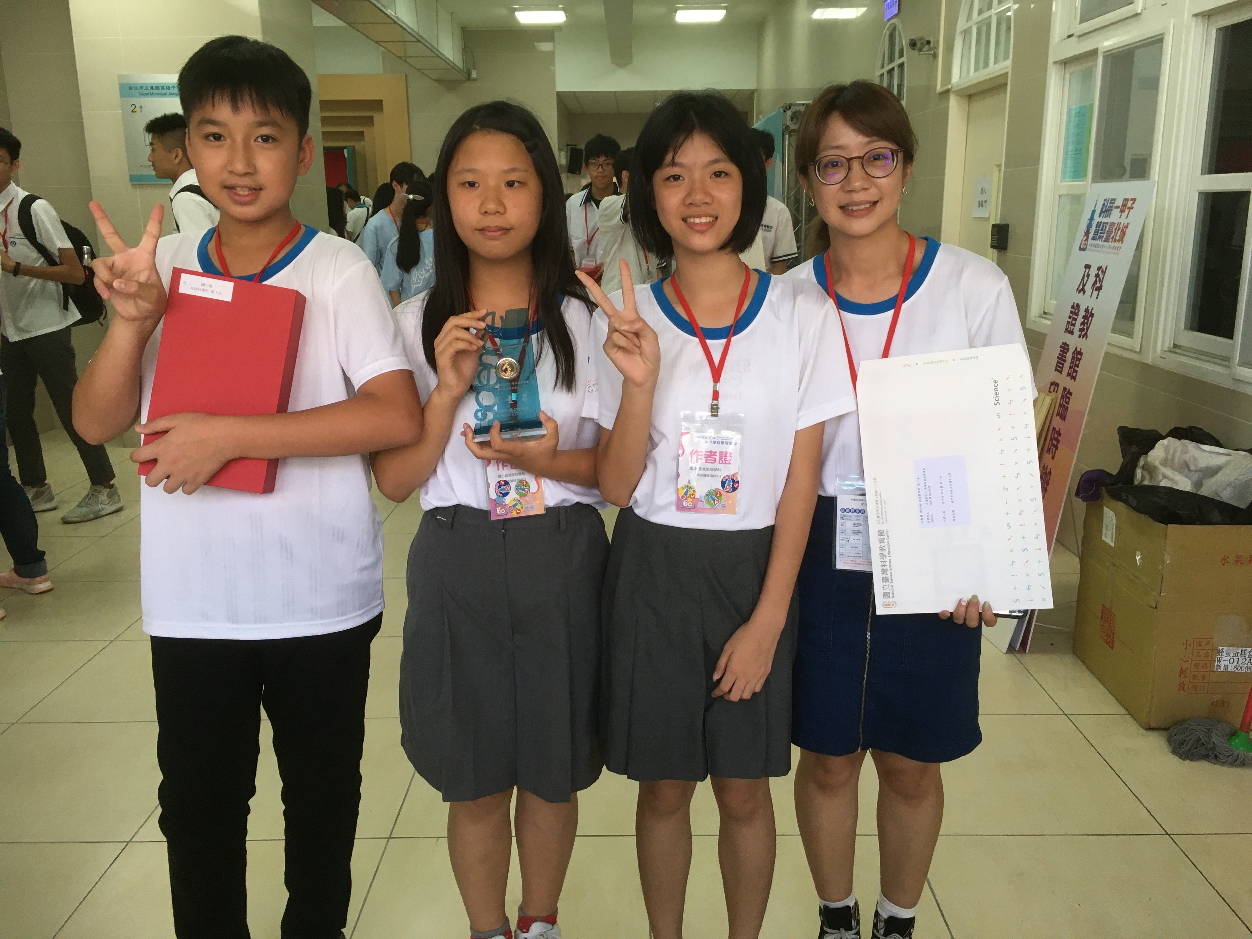 台中市西區大同國小張子翔(圖中左一)、郭可馨(圖中左二)、蔡一妍(圖中右二)同學在老師陳映均(圖中右一)的指導下。以「大海發怒了—海嘯的成因與海底地形關係之研究」獲得國小組地球科學科大會獎第一名。