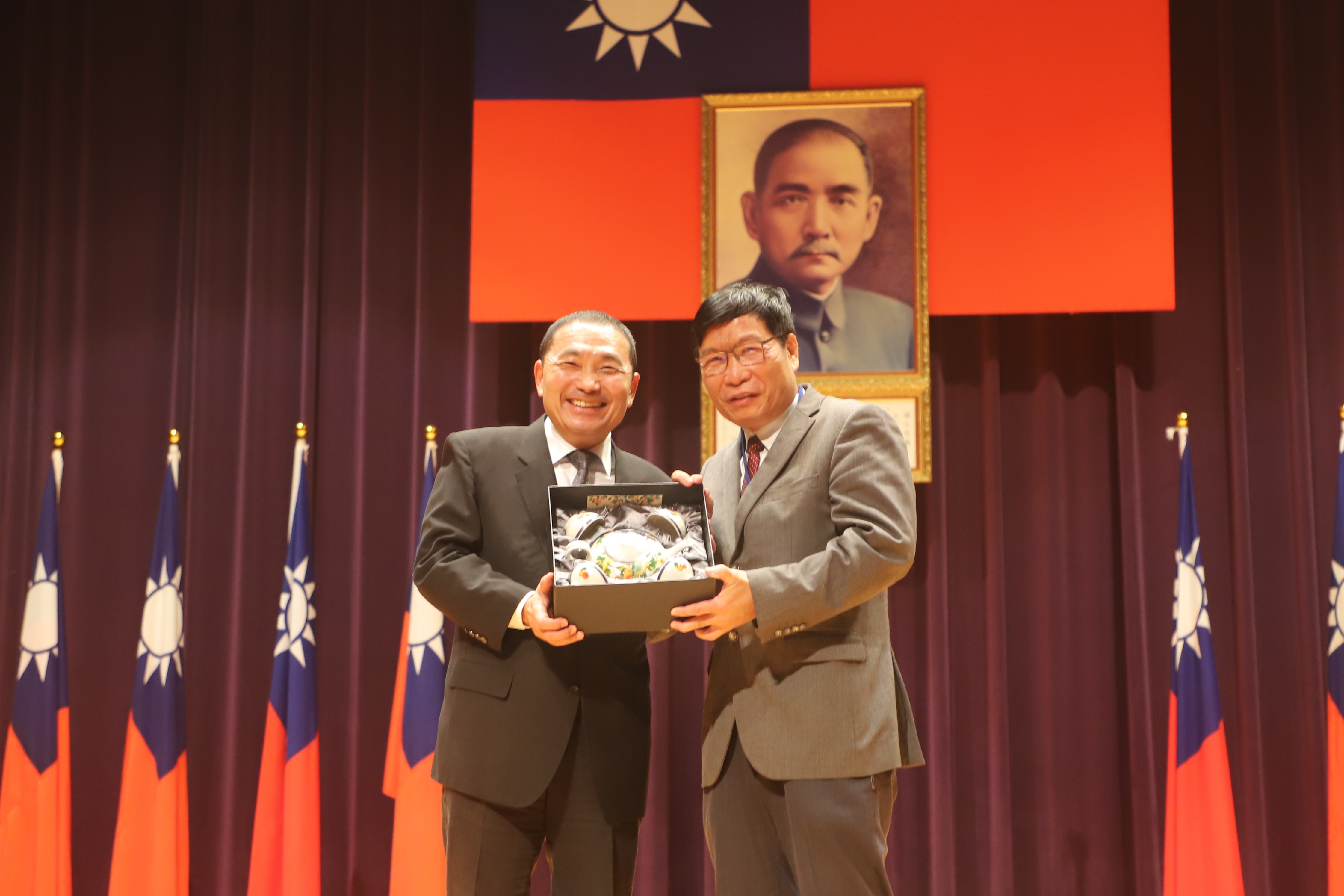 本年度退休校長中擔任校長年資最久，長達23年的林文生校長(右)。