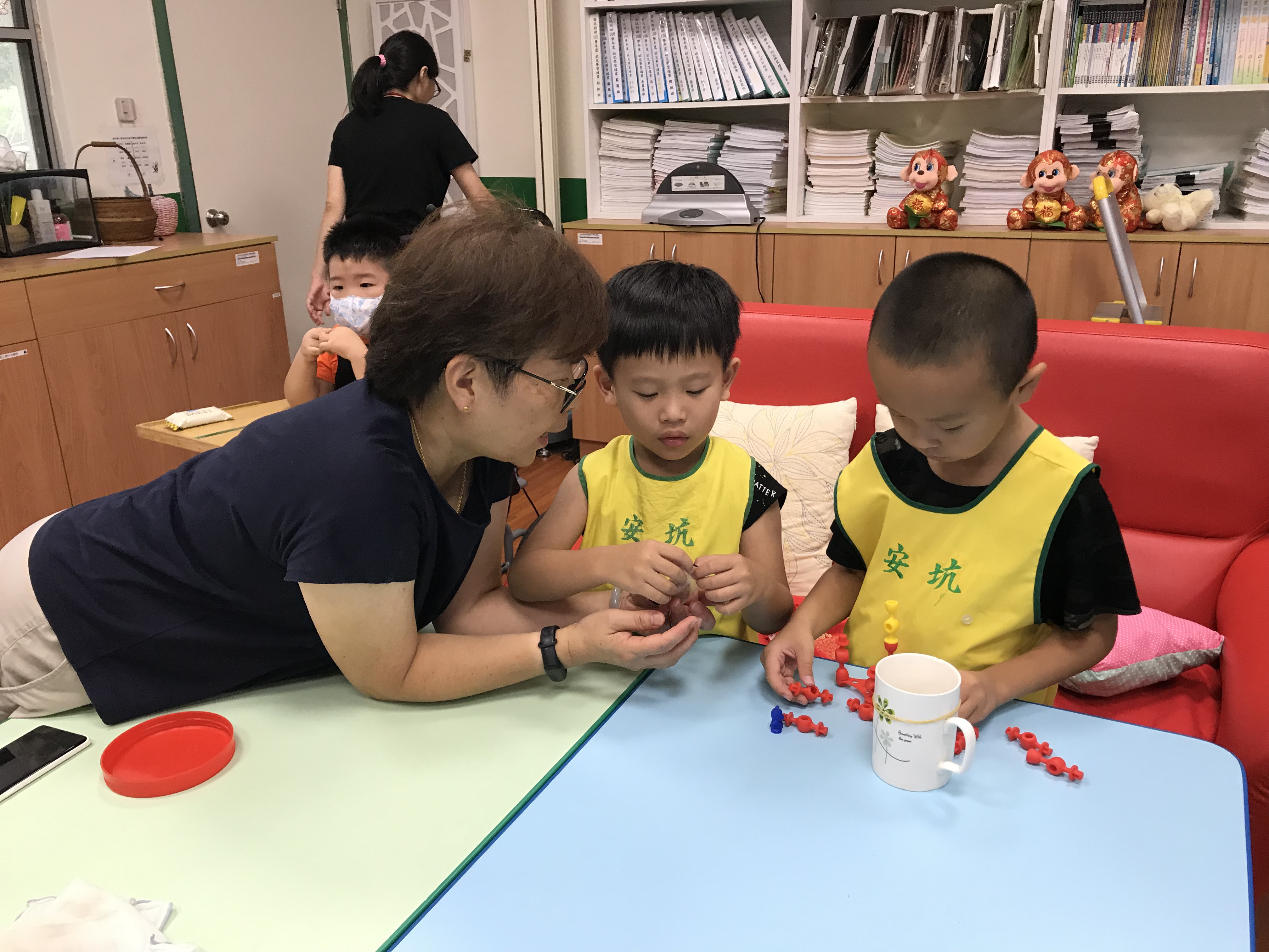 幼兒園老師課後留園，以父母心教導孩子數數幾何等課程。