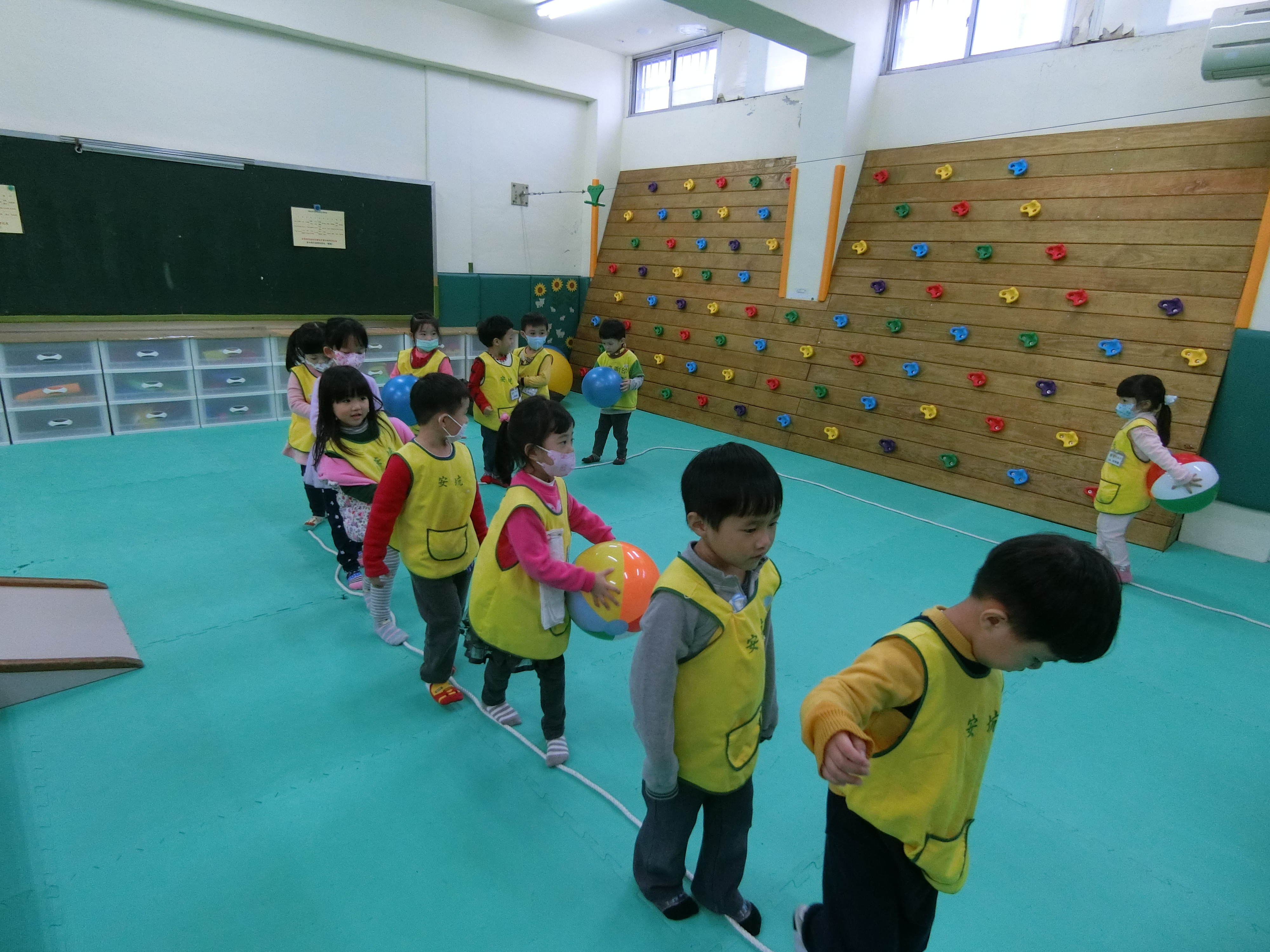 幼兒園老師暑假陪伴課後留園的孩子，設計課程遊戲。
