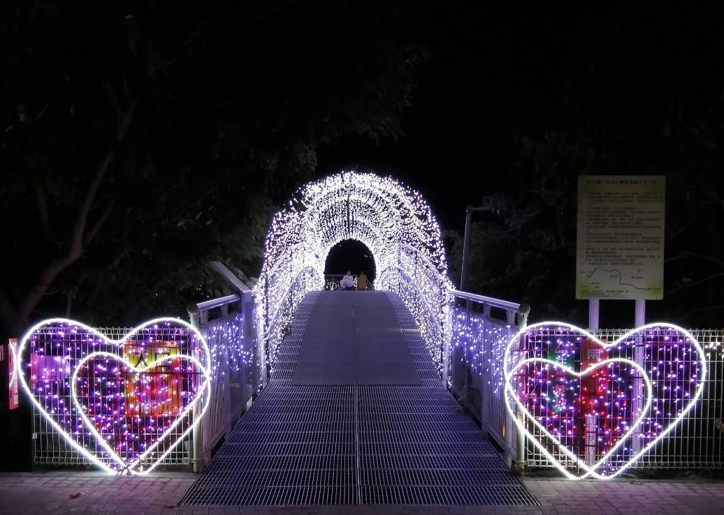 彰化市公所以燦爛的光雕裝置希望吸引民眾來八卦山遊玩(圖片來源：彰化市公所)