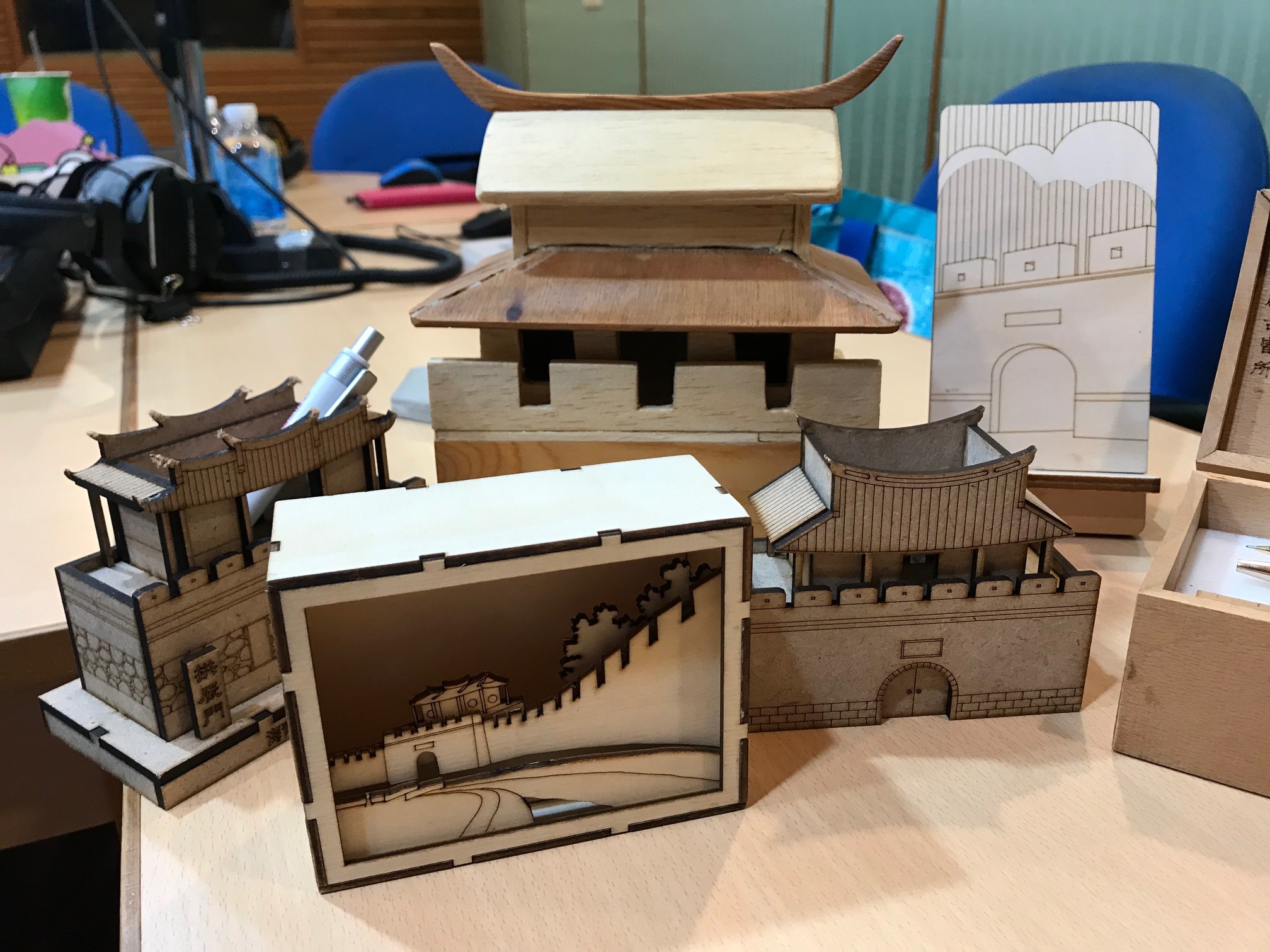 海青學生結合左營舊城門將東西南北門等特色創作成筆筒、小夜燈、存錢筒等文創品