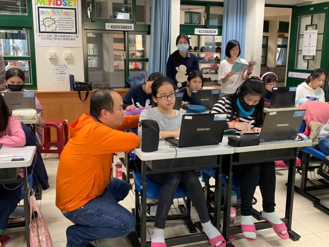 龍埔國小教師施信源將資訊融入教學行之有年。